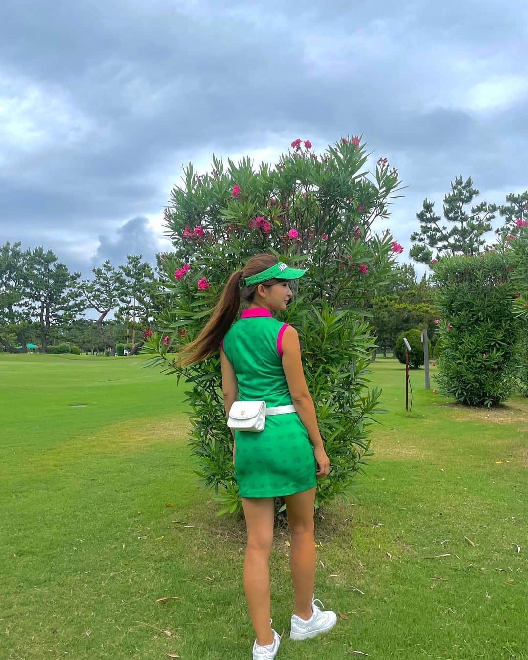 YUKAさんのインスタグラム写真 - (YUKAInstagram)「リゾートゴルフでも着たいと思っていたゴルフウェア😍✨ @bestitagolf  シルエットが綺麗で、とっても可愛い😍  木と花と色がリンクしました🫢🌳💗💗  さくっと大岳ショートコース🏌️‍♀️ バンカーと、バンカー越えのアプローチ練習もできることをはじめて知って。 たくさん練習できました😎⛳️⛳️  #bestitagolf #bestita #ゴルフ女子#golf#golfwear#golfer#高尔夫球#福岡ゴルフ#九州ゴルファー#ゴルフ#ゴルフ好き#ゴルフコーデ#ゴルフグッズ#ゴルフウェア#ゴルフワンピース#ゴルフ好きな人と繋がりたい」7月12日 19時02分 - yuka_golf_glam