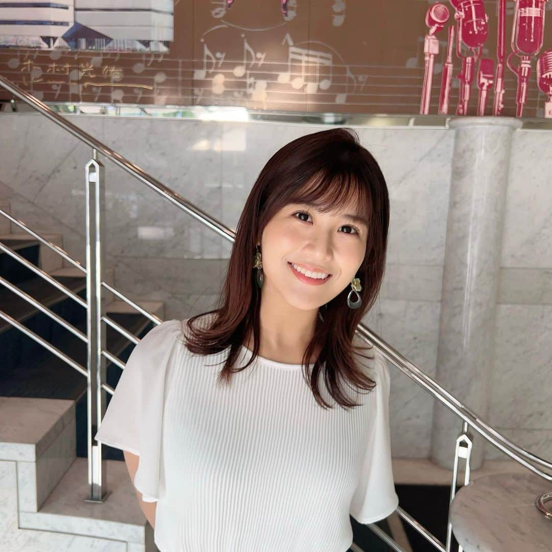 松下由依さんのインスタグラム写真 - (松下由依Instagram)「👗衣装投稿サボってました🥶  アサデス衣装･:*+.  ＊ブラウス @glacier.sg   ＊スカート @glacier.sg   三森選手、又吉投手、中村晃選手 立て続けに怪我をされて心配です。。 ホークスにとって痛い状況ですが、 まずは元気な姿で戻ってきてほしい。ただそれだけです。  衣装は、自然を感じるグリーン🌿 ブラウスの形がとても好きで 縦ラインが入っていてスッキリ。 白ドットが入っているロングスカートも素敵でした☺︎  #アサデス #衣装 #アナウンサー #fashion  #ファッション #夏 #コーデ」7月12日 20時02分 - matsushita_yui_kbc