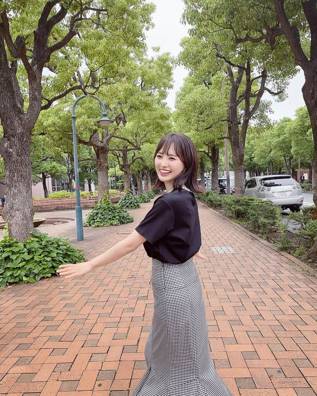 兒玉遥さんのインスタグラム写真 - (兒玉遥Instagram)「本日発売！！ ⁡ 美人百花 8月号 骨格別Tシャツ特集に載っています❤︎ ⁡ 私は骨格ストレートのコーディネートを紹介していますよ〜 ⁡ ⁡ 骨格ストレートさんは似合う服を選ぶのが難しいですよね、、、 ⁡ 私は鏡を見た時に 「うーん🧐なんかしっくり来ないなぁ」と着こなせない事が多々ありました。 ⁡ でも、骨格診断をしてから似合うデザインや、丈感、素材を知れた事で解決策が分かる様になったんです！！ ⁡ 骨格と違う服でもコーディネートの仕方によっては上手くまとまったりする事を @izumiyumigeta に教えていただき最近は更にファッションが大好きになりました。 ⁡ 私は、元々抜群にスタイルが良いわけでは無いし コンプレックスが多いからこそ そんな自分を受け入れた上で 魅力を生かせるようにファッションをこれからも発信していきたいです👗 ⁡ ファッションページを担当できたこと本当に嬉しい！！！ ⁡ 参考になる事間違いなし！必見です！ ⁡ 是非チェックしてみてくださいね〜♪  #美人百花 @bijinhyakka」7月12日 21時56分 - haruka_kodama919