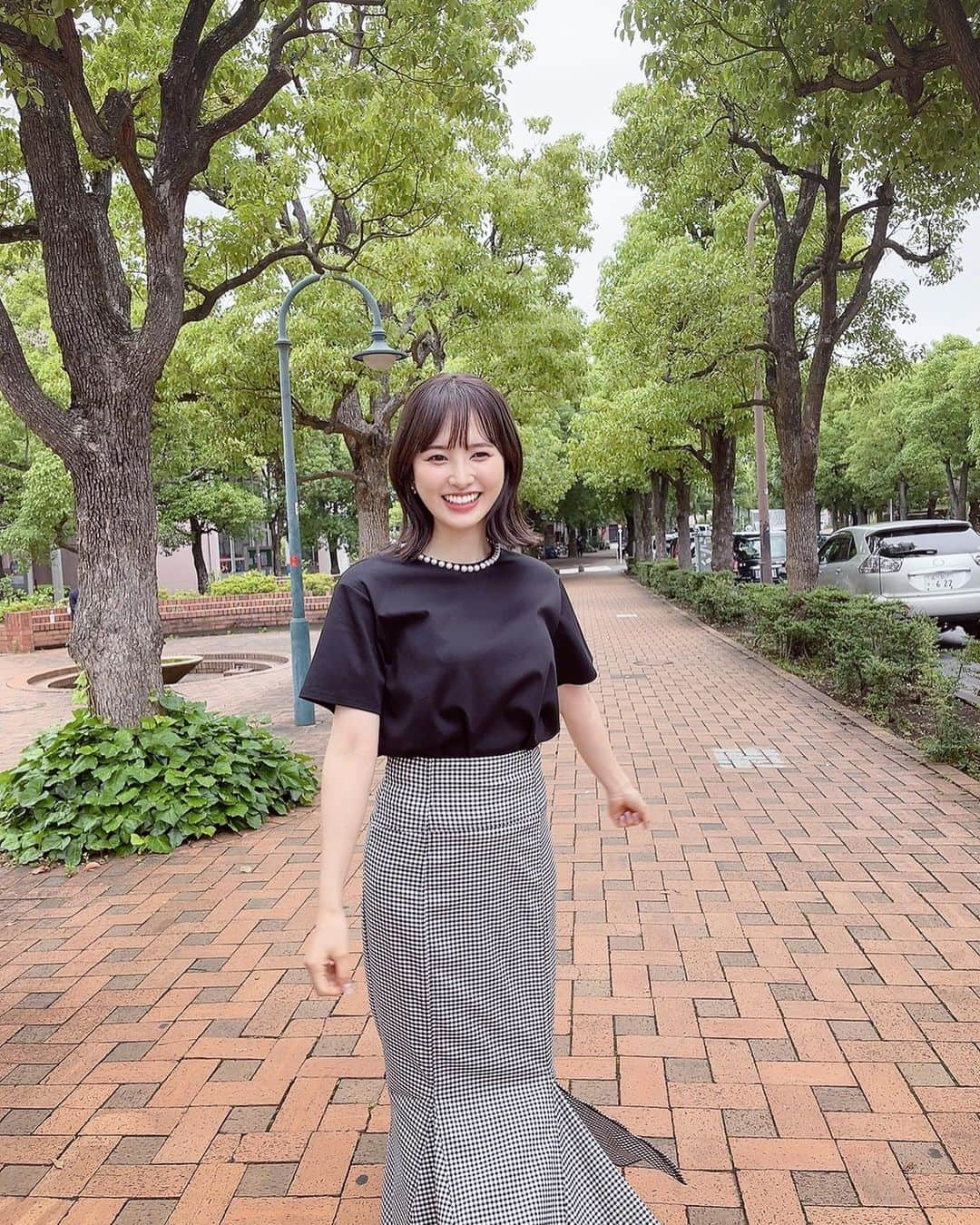 兒玉遥さんのインスタグラム写真 - (兒玉遥Instagram)「本日発売！！ ⁡ 美人百花 8月号 骨格別Tシャツ特集に載っています❤︎ ⁡ 私は骨格ストレートのコーディネートを紹介していますよ〜 ⁡ ⁡ 骨格ストレートさんは似合う服を選ぶのが難しいですよね、、、 ⁡ 私は鏡を見た時に 「うーん🧐なんかしっくり来ないなぁ」と着こなせない事が多々ありました。 ⁡ でも、骨格診断をしてから似合うデザインや、丈感、素材を知れた事で解決策が分かる様になったんです！！ ⁡ 骨格と違う服でもコーディネートの仕方によっては上手くまとまったりする事を @izumiyumigeta に教えていただき最近は更にファッションが大好きになりました。 ⁡ 私は、元々抜群にスタイルが良いわけでは無いし コンプレックスが多いからこそ そんな自分を受け入れた上で 魅力を生かせるようにファッションをこれからも発信していきたいです👗 ⁡ ファッションページを担当できたこと本当に嬉しい！！！ ⁡ 参考になる事間違いなし！必見です！ ⁡ 是非チェックしてみてくださいね〜♪  #美人百花 @bijinhyakka」7月12日 21時56分 - haruka_kodama919