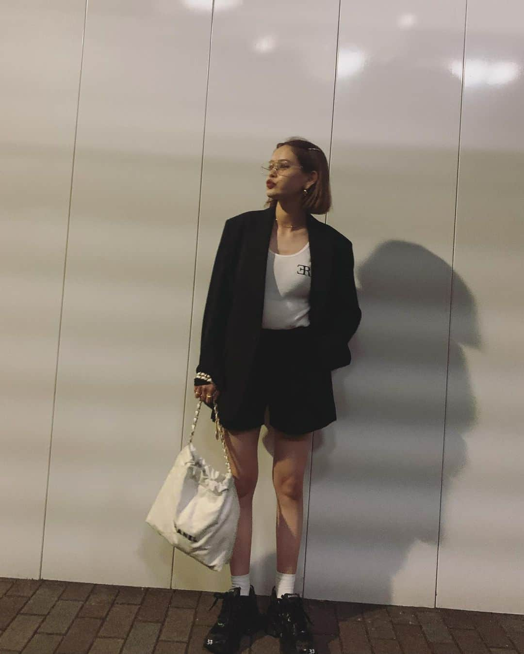 emmaさんのインスタグラム写真 - (emmaInstagram)「🖤  jacket : @maisonmargiela  tanktop : @_er_offi  pants : @losangelesapparel  bag : @chanelofficial  shoes : @balenciaga」7月12日 23時12分 - okss2121