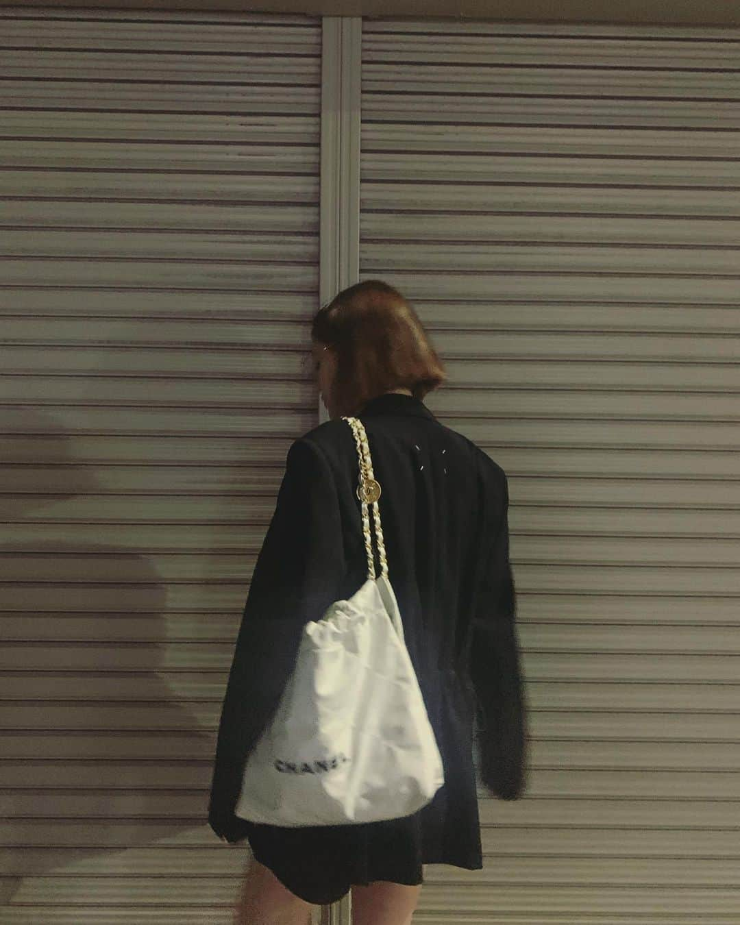 emmaさんのインスタグラム写真 - (emmaInstagram)「🖤  jacket : @maisonmargiela  tanktop : @_er_offi  pants : @losangelesapparel  bag : @chanelofficial  shoes : @balenciaga」7月12日 23時12分 - okss2121