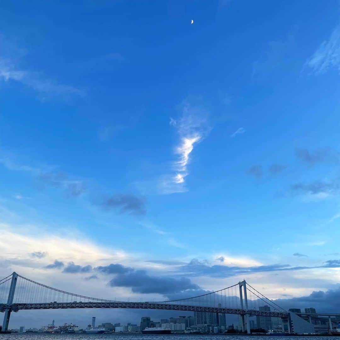 田中律子さんのインスタグラム写真 - (田中律子Instagram)「屋形船でロケしてて、あまりの強風にスカートがえらいこっちゃ😂マリリンモンロー風。最後の私の顔よ🤣  #TOKYO #屋形船  #スカート  #風のいたずら」7月13日 9時08分 - ri2kotanaka