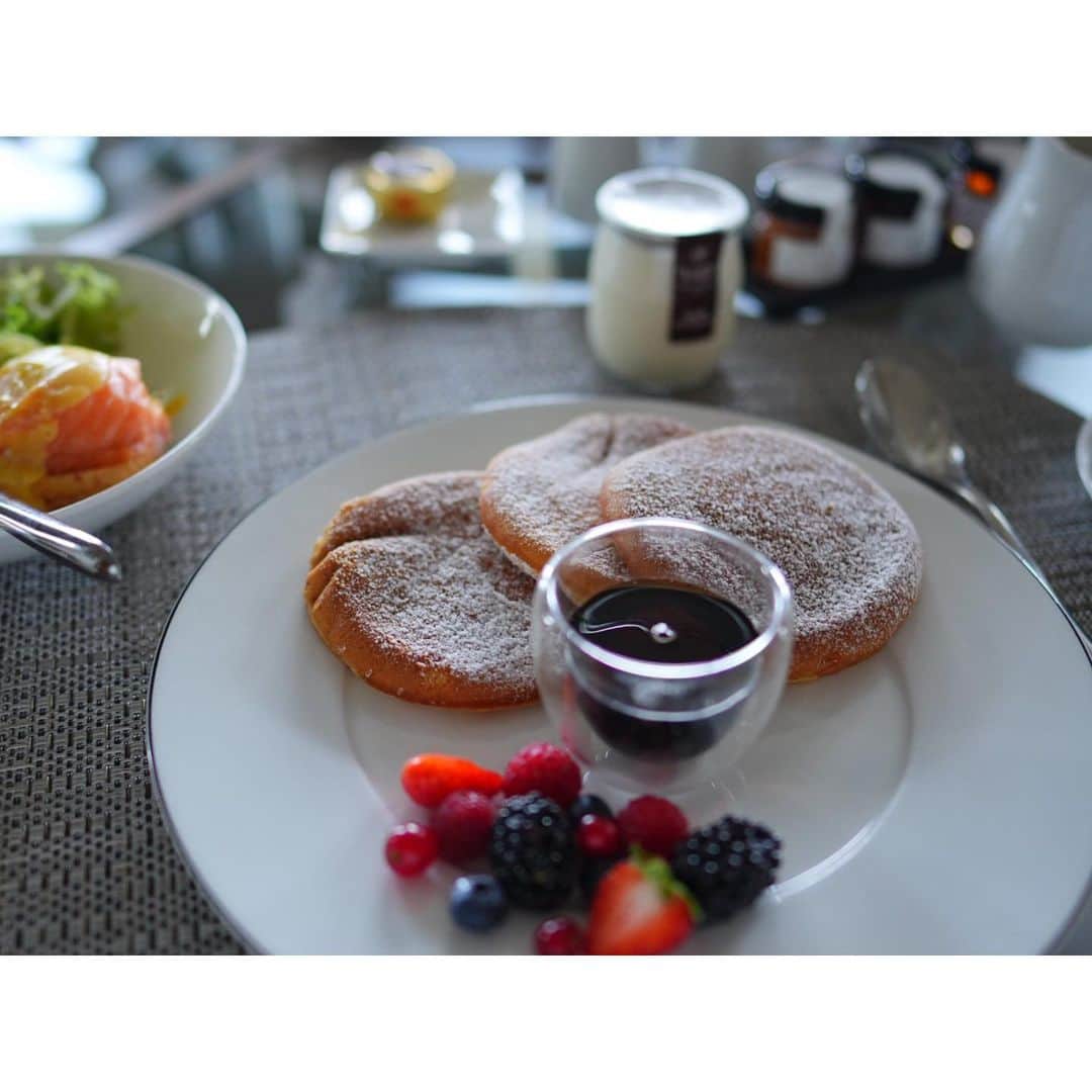 石井美保さんのインスタグラム写真 - (石井美保Instagram)「エッフェル塔の見えるお部屋のダイニングで朝食を」7月13日 9時18分 - miho_ishii