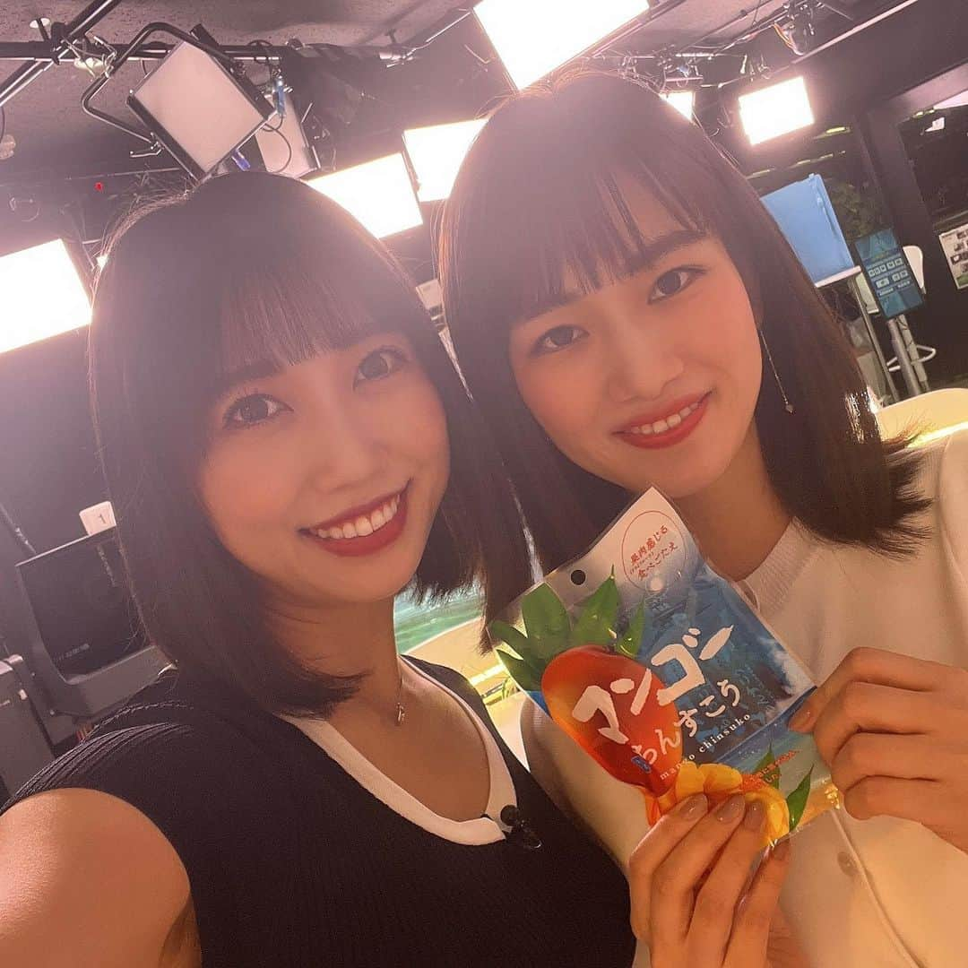 黒田菜月さんのインスタグラム写真 - (黒田菜月Instagram)「１週間ぶりの復帰🌴🌺 #TBSニュース #衣装 #ヘアメイク #女子アナ #アナウンサー #女子アナヘア #女子アナメイク #女子アナコーデ #ママのおさがり . #宮古島観光  #宮古島グルメ  #シュノーケリング #島魚のカツのタルタルなんとか #マンゴーちんすこう #釜井美由紀 キャスター @miyuki.kamai  #久しぶりに会えました♡ #より一層がんばります！」7月13日 9時51分 - nyaaatsuki_krd