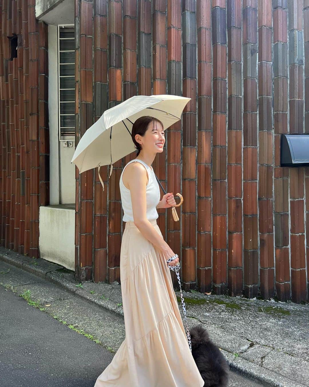 松本恵奈さんのインスタグラム写真 - (松本恵奈Instagram)「おはようございます⚪️最近、暑いから陽が沈んでからお散歩に行くようにしてるんだけど、それでも暑くてなかなか歩かないくまさんです。笑 そろそろ柴カットにしようかなー🤔  丁度、買ったばかりのスカート履いてたのでリココに写真撮ってもらいました👧🏻✌🏻 「まだ撮るのー😑」と文句を言いつつも途中、楽しくなってきたみたいで沢山撮ってくれました。笑 ありがと、リココ♡ ブランドはタグ付けときます🏷  今日は雨ですが頑張るぞぉー✨ #お散歩 #kuma #ポメラニアン #カメラマン #licoco #clane #新作」7月13日 11時42分 - ena1123
