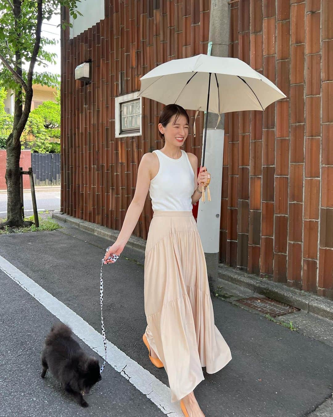 松本恵奈さんのインスタグラム写真 - (松本恵奈Instagram)「おはようございます⚪️最近、暑いから陽が沈んでからお散歩に行くようにしてるんだけど、それでも暑くてなかなか歩かないくまさんです。笑 そろそろ柴カットにしようかなー🤔  丁度、買ったばかりのスカート履いてたのでリココに写真撮ってもらいました👧🏻✌🏻 「まだ撮るのー😑」と文句を言いつつも途中、楽しくなってきたみたいで沢山撮ってくれました。笑 ありがと、リココ♡ ブランドはタグ付けときます🏷  今日は雨ですが頑張るぞぉー✨ #お散歩 #kuma #ポメラニアン #カメラマン #licoco #clane #新作」7月13日 11時42分 - ena1123