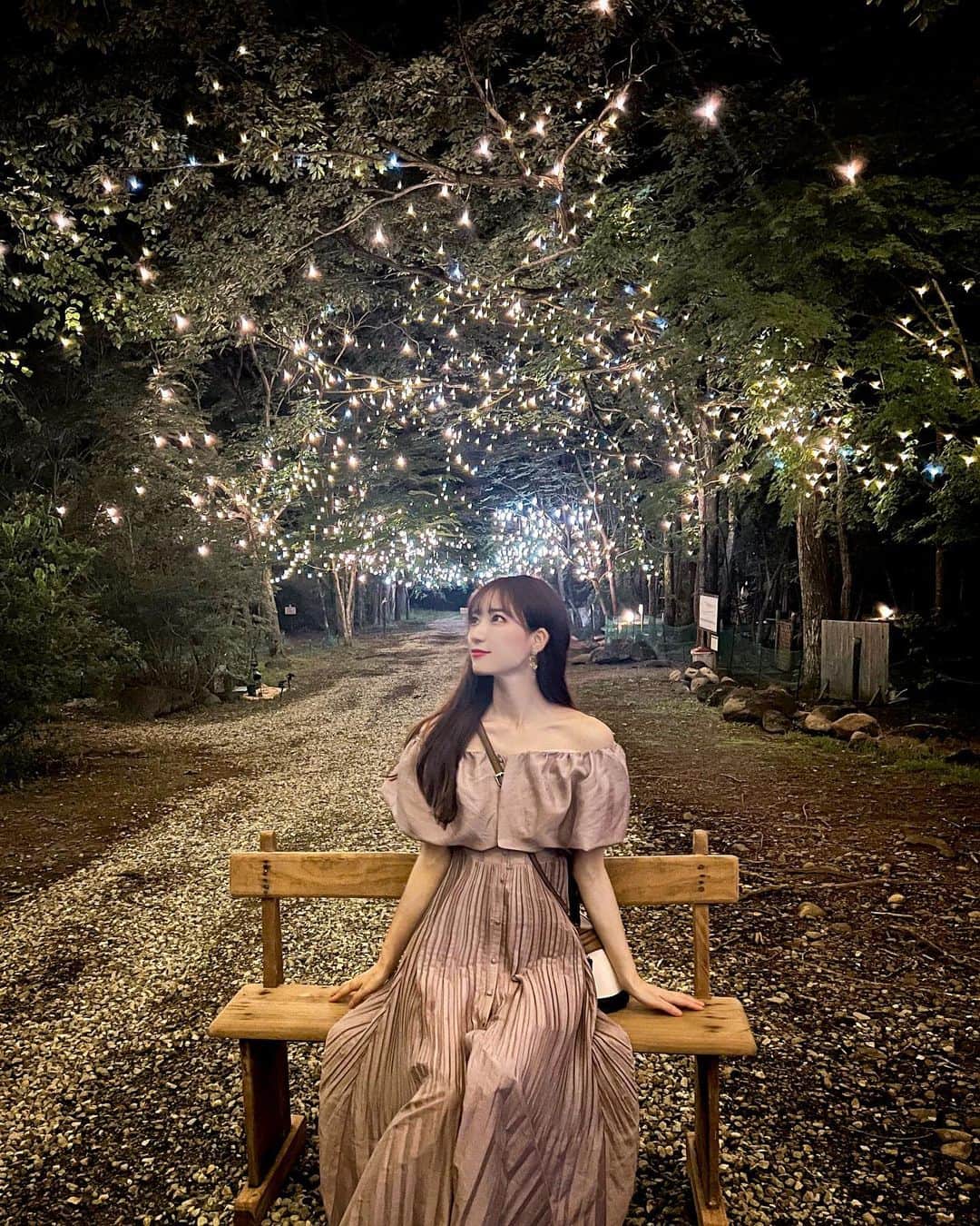 小越しほみさんのインスタグラム写真 - (小越しほみInstagram)「ちょっと前に久々の家族旅行🚗  ・ 父の日も兼ねて那須にいってきたよ👱🏼‍♂️ ・ @hotel_foresthills に泊まったんだけど 夜着いたらイルミネーション綺麗すぎたー！✨ ・ 夏にイルミネーション見れるとは🥹💓 ・ 部屋はコテージタイプで 綺麗だし天然温泉もついてて 写真で見てたより更によかった🙆🏻‍♀️ ・ 広いドッグランとかあって わんちゃん連れてきてる方多かったよ🐩 ・ 朝食で那須の食べ物食べれたし パパも喜んでくれて ここに泊まってよかった☺️🤍 ・ ・ ・ ・ ・ ・ ・ ・ ・ #フォレストヒルズ那須 #那須高原 #旅行 #コテージ #ホテル #家族旅行 #那須旅行 #那須 #夏休み旅行 #父の日 #ペットと泊まれる宿 #犬と旅行 #犬と休日 #ペットホテル #愛犬と旅行 #ペット可 #イルミネーション #trip #pr #hotel #foresthills #cottage #travel #crayme」7月13日 11時44分 - shihomi1129