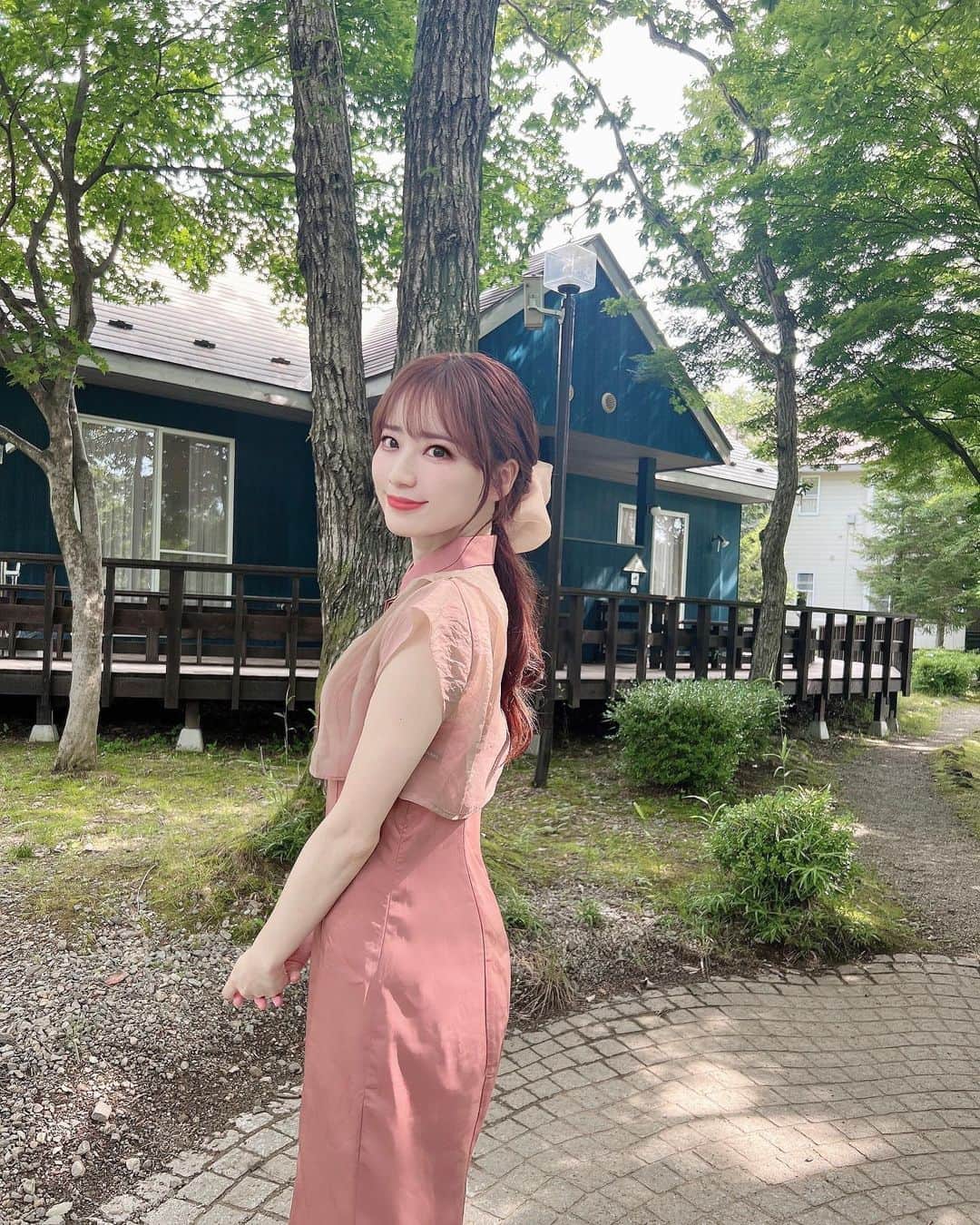 小越しほみさんのインスタグラム写真 - (小越しほみInstagram)「ちょっと前に久々の家族旅行🚗  ・ 父の日も兼ねて那須にいってきたよ👱🏼‍♂️ ・ @hotel_foresthills に泊まったんだけど 夜着いたらイルミネーション綺麗すぎたー！✨ ・ 夏にイルミネーション見れるとは🥹💓 ・ 部屋はコテージタイプで 綺麗だし天然温泉もついてて 写真で見てたより更によかった🙆🏻‍♀️ ・ 広いドッグランとかあって わんちゃん連れてきてる方多かったよ🐩 ・ 朝食で那須の食べ物食べれたし パパも喜んでくれて ここに泊まってよかった☺️🤍 ・ ・ ・ ・ ・ ・ ・ ・ ・ #フォレストヒルズ那須 #那須高原 #旅行 #コテージ #ホテル #家族旅行 #那須旅行 #那須 #夏休み旅行 #父の日 #ペットと泊まれる宿 #犬と旅行 #犬と休日 #ペットホテル #愛犬と旅行 #ペット可 #イルミネーション #trip #pr #hotel #foresthills #cottage #travel #crayme」7月13日 11時44分 - shihomi1129