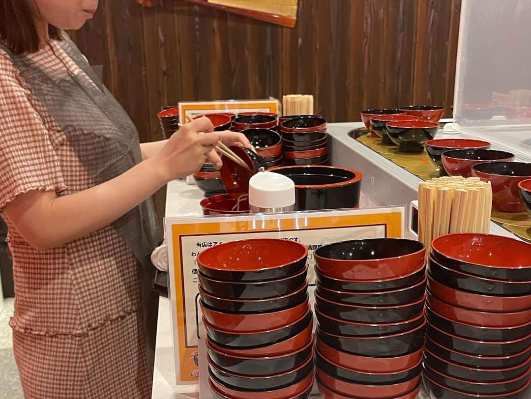加藤夏希さんのインスタグラム写真 - (加藤夏希Instagram)「#回転わんこ蕎麦　行ってきました！久しぶりにランチしよう！と、ともちゃん(@tomoko1121m )をお誘い〜♪ 久々に会えて積もる話もある中…の、わんこ蕎麦チャレンジ！私は50杯でした。ともちゃんは…🥢🥢🥢 #歌舞伎町 #大食いチャレンジ #アミューズメントわんこ蕎麦 #くるくるわんこ」7月13日 11時49分 - natsukikato_official