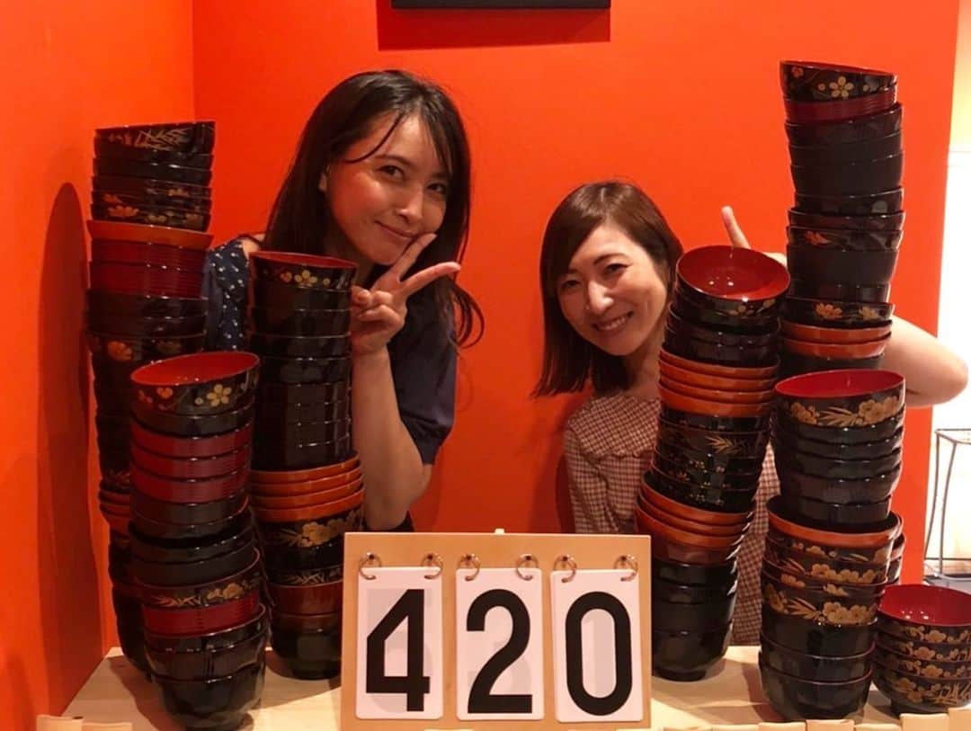 加藤夏希さんのインスタグラム写真 - (加藤夏希Instagram)「#回転わんこ蕎麦　行ってきました！久しぶりにランチしよう！と、ともちゃん(@tomoko1121m )をお誘い〜♪ 久々に会えて積もる話もある中…の、わんこ蕎麦チャレンジ！私は50杯でした。ともちゃんは…🥢🥢🥢 #歌舞伎町 #大食いチャレンジ #アミューズメントわんこ蕎麦 #くるくるわんこ」7月13日 11時49分 - natsukikato_official