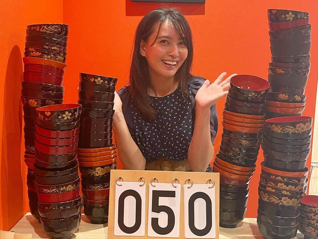 加藤夏希さんのインスタグラム写真 - (加藤夏希Instagram)「#回転わんこ蕎麦　行ってきました！久しぶりにランチしよう！と、ともちゃん(@tomoko1121m )をお誘い〜♪ 久々に会えて積もる話もある中…の、わんこ蕎麦チャレンジ！私は50杯でした。ともちゃんは…🥢🥢🥢 #歌舞伎町 #大食いチャレンジ #アミューズメントわんこ蕎麦 #くるくるわんこ」7月13日 11時49分 - natsukikato_official