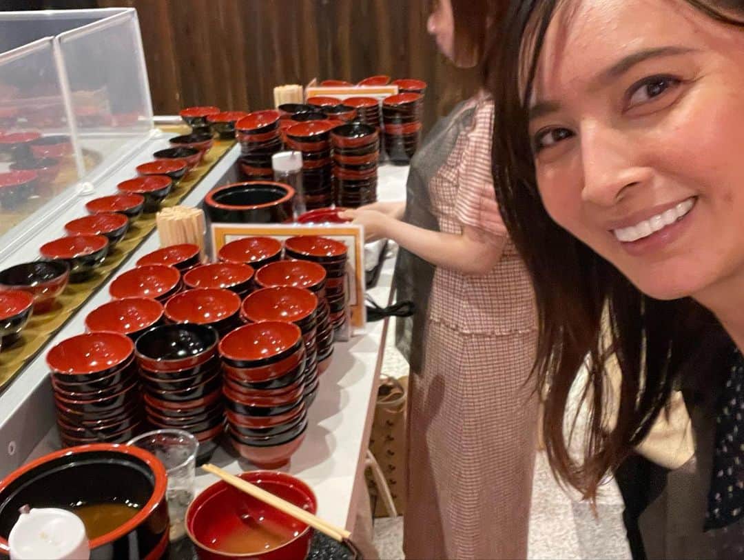 加藤夏希さんのインスタグラム写真 - (加藤夏希Instagram)「#回転わんこ蕎麦　行ってきました！久しぶりにランチしよう！と、ともちゃん(@tomoko1121m )をお誘い〜♪ 久々に会えて積もる話もある中…の、わんこ蕎麦チャレンジ！私は50杯でした。ともちゃんは…🥢🥢🥢 #歌舞伎町 #大食いチャレンジ #アミューズメントわんこ蕎麦 #くるくるわんこ」7月13日 11時49分 - natsukikato_official