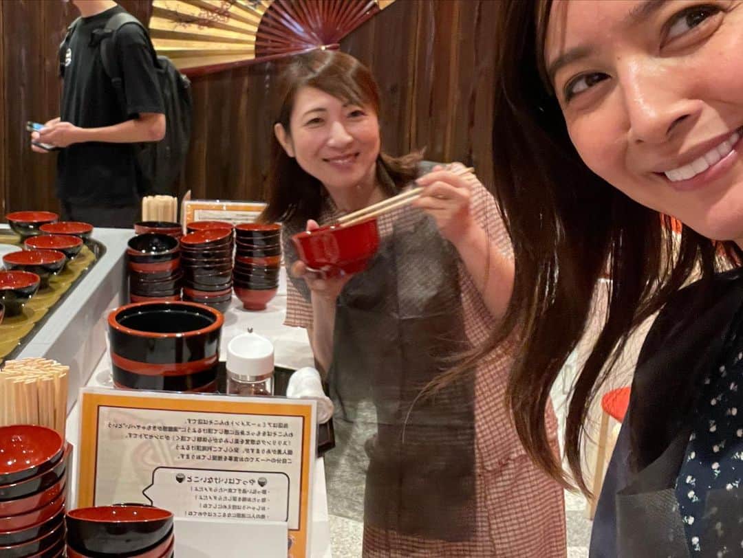 加藤夏希さんのインスタグラム写真 - (加藤夏希Instagram)「#回転わんこ蕎麦　行ってきました！久しぶりにランチしよう！と、ともちゃん(@tomoko1121m )をお誘い〜♪ 久々に会えて積もる話もある中…の、わんこ蕎麦チャレンジ！私は50杯でした。ともちゃんは…🥢🥢🥢 #歌舞伎町 #大食いチャレンジ #アミューズメントわんこ蕎麦 #くるくるわんこ」7月13日 11時49分 - natsukikato_official