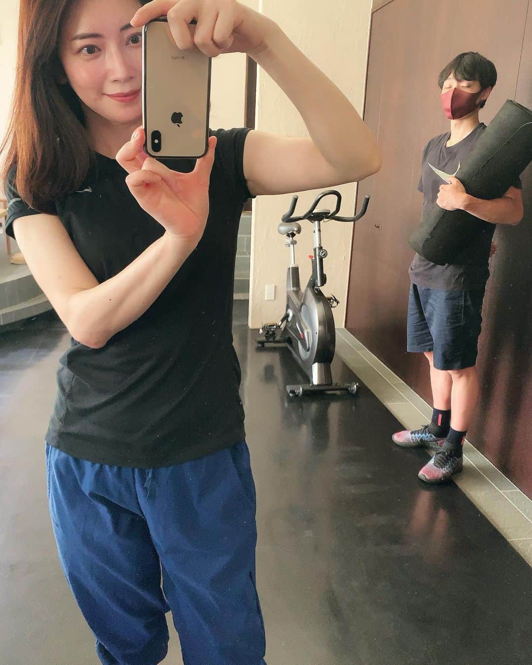 森絵里香さんのインスタグラム写真 - (森絵里香Instagram)「. サボっていた @beaugoal でのパーソナルトレーニングを再開しました  ちょこちょこやってはいたけれど、やっぱり継続的に通わないと筋力は落ちますね💦  ホントは自分でトレーニングすれば良いのだけど… 1人だとサボり癖が出てしまう私にはパーソナルトレーニングが合っています😊  トレーナーのリョウスケ君(写真3枚目)は優しい爽やかお兄さんですが、 こちらに合わせてしっかりと追い込んでくれます  上手く効かせたい箇所を掴めなくても、やり方を変えながら分かるまで教えてくれるので 段々と分かってくる・成長できているのを実感できて更なるヤル気がでます  こういうのがパーソナルトレーニングの良いところだよね  ただ、今はスケジュール的に週1が限界なので 珍しく家でもYouTubeを見ながらトレーニングも。。 お陰で少しずつだけど、体力筋力が戻ってきた気がして嬉しい  継続は力なり！ 地道に頑張っていきます💪  .  #aby_ikejiri #beaugoal #パーソナルトレーニング #森さんの大人美容 #激しい体重の増減をさせないことが #結局のところ #たるみ防止になると思う なので #健康 と #美容 の為にも頑張ります」7月13日 11時52分 - morierika0502