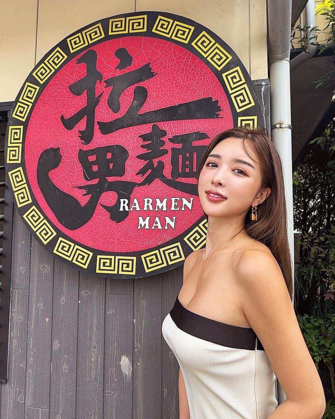 濱野りれさんのインスタグラム写真 - (濱野りれInstagram)「拉麺男 "RAMEN MAN" in Miyazaki This is No.1 Tonkotsu ramen restaurant in Miyazaki. The smell of pork bones goes through my nose when I drink soup. But I want you to try eat with the noodles with soup. The pig smell disappears and you can only taste the good part of. Finally, I cannot stop eating!!  . "拉麺男" 宮崎ラーメンランキング堂々一位🥇(食べログより) こてこての豚骨ラーメン初めて食べた！ 最初スープ飲んだ時うーんコテコテ！って思ったけど麺と合わせると独特の匂いが消えて最高のマッチに！ 箸が止まらないクセになる味でした🐷💕 さてお腹いっぱいになったところで東京戻ります✈️  #ramenman #miyazakiramen #ramennoodles #ramen #miyazaki #kyushu #tonkotsu #tonkotsuramen #拉麺男 #拉麺 #ラーメン #ラーメン女子 #宮崎 #宮崎ランチ #宮崎ラーメン #九州旅行 #豚骨ラーメン」7月13日 12時33分 - riregram