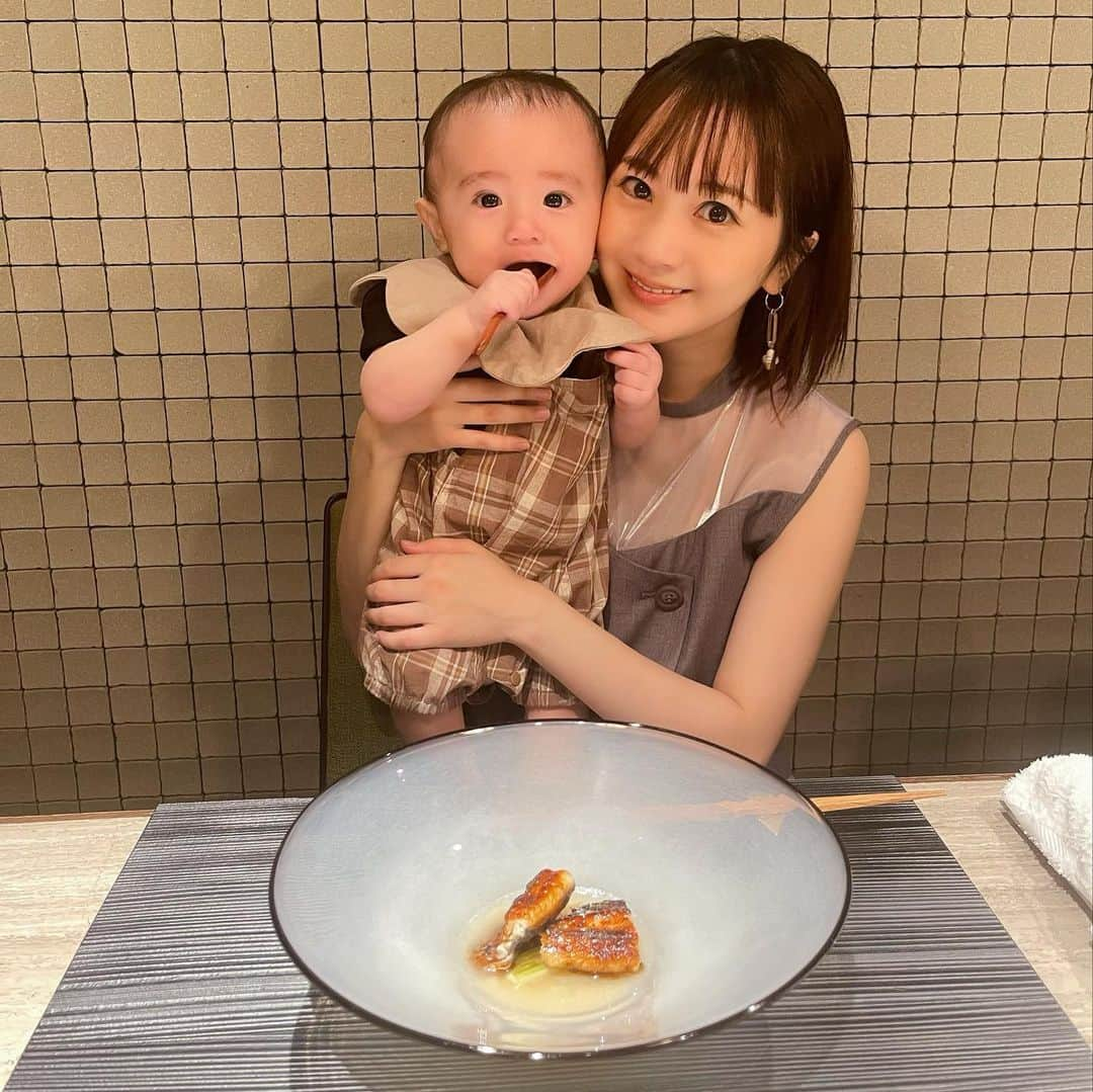 浜田翔子さんのインスタグラム写真 - (浜田翔子Instagram)「1日3組限定の西麻布にある 和食店【umi～瀛～】へ行ってきました✨  沢山旦那とは外食行ったりしてるけど、 今までの和食で1番じゃないかってくらい美味しかった...😮‍💨✨  個室だと坊や👶がいても大丈夫なので 安心して お料理を楽しめました。  今回おまかせコースをいただきました。  繊細な味わいがたまらなかった😌  毎月メニューが変わるみたいで 又記念日に来たいねって話してました。  ここはデートにおすすめすぎる... 両親とかも連れて行きたい... 教えたくないくらい素敵な空間、味わいでした。  一休のサイトだと 料理長特製お子様プレートも用意してもらえるコースもあったりするし、 ママ会でベビーカーで行く方もいらっしゃるみたい✨  最後の写真は 土鍋御飯の残った御飯を持ち帰りに握っていただいたもの。おかずも入っていて美味しくて2人とも夜食🍱に食べてしまったよ😳  素敵なディナー家族時間でした✨  PR @umi.azabu1.1.1 #西麻布 #japanese_restaurant #六本木和食 #umi #接待 #六本木個室 #西麻布グルメ」7月13日 15時08分 - shoko_hamada