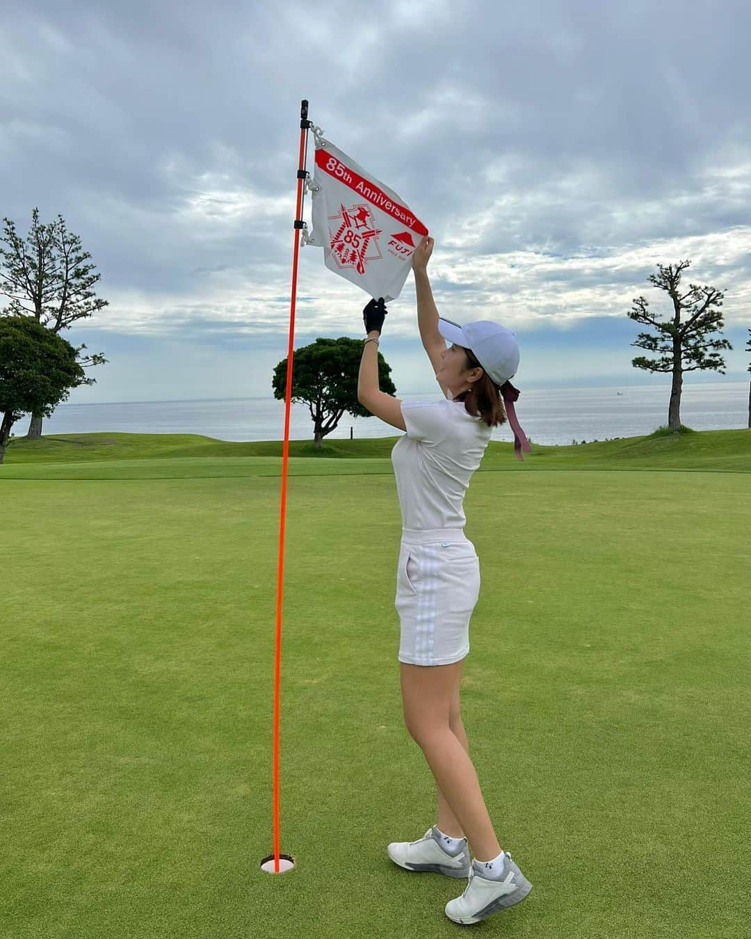 まいまいさんのインスタグラム写真 - (まいまいInstagram)「川奈ホテル富士コース⛳️🧡 本当に景色が良くて、コースメンテもとてもよかった！ INは白い灯台が見えたり、 海沿いをずっと進んでいったり気持ちよかった☺️☀️  アリソンバンカーはちゃんと顎高いし、 グリーンもキャディさんがいないと「？」って感じで すごく難しくて打ち応えあったよ😂✌️  この日は44,51で🔵95だったから、 次回は80台で回れるようにしたい🔥 はやくまた行きたいなぁ( ˊᵕˋ )💓  Corse&Hotel▷▶︎ @kawanahotel  wear▷▶︎ @adidasgolf  .  #まいごるふ#ゴルフ#ゴルフ女子#ゴルフスイング#ゴルフウェア#ゴルフコーデ#アディダスゴルフ#ずっとゴルフ#ベアハグ#maigolf#golf#giftedwithadidas #golfswing#golfwear#골프#골프스윙#골프중#골프웨어」7月13日 16時13分 - ___maigolf___