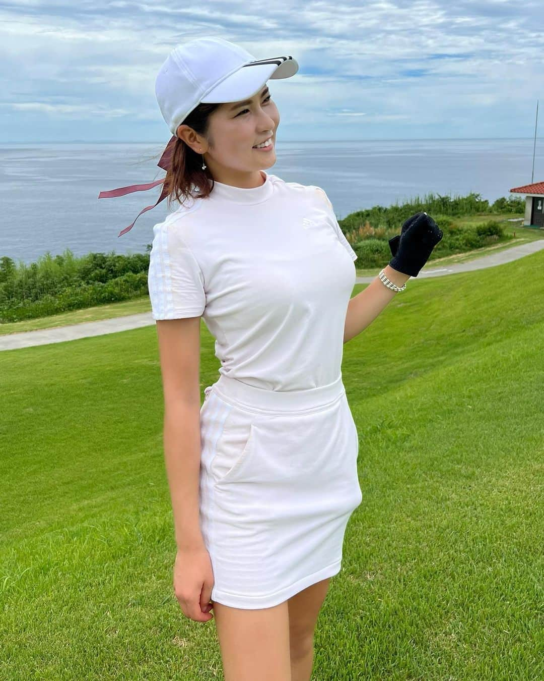 まいまいさんのインスタグラム写真 - (まいまいInstagram)「川奈ホテル富士コース⛳️🧡 本当に景色が良くて、コースメンテもとてもよかった！ INは白い灯台が見えたり、 海沿いをずっと進んでいったり気持ちよかった☺️☀️  アリソンバンカーはちゃんと顎高いし、 グリーンもキャディさんがいないと「？」って感じで すごく難しくて打ち応えあったよ😂✌️  この日は44,51で🔵95だったから、 次回は80台で回れるようにしたい🔥 はやくまた行きたいなぁ( ˊᵕˋ )💓  Corse&Hotel▷▶︎ @kawanahotel  wear▷▶︎ @adidasgolf  .  #まいごるふ#ゴルフ#ゴルフ女子#ゴルフスイング#ゴルフウェア#ゴルフコーデ#アディダスゴルフ#ずっとゴルフ#ベアハグ#maigolf#golf#giftedwithadidas #golfswing#golfwear#골프#골프스윙#골프중#골프웨어」7月13日 16時13分 - ___maigolf___