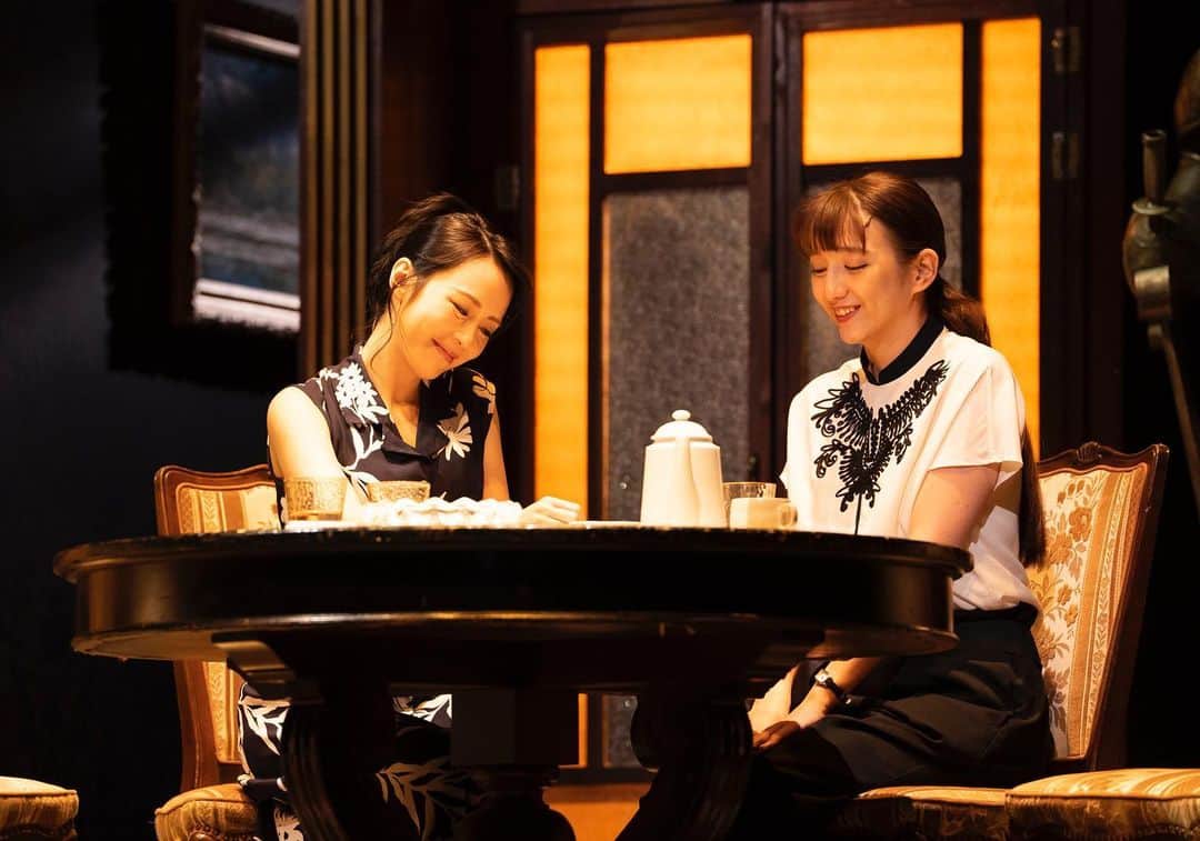 平野綾さんのインスタグラム写真 - (平野綾Instagram)「舞台『室温〜夜の音楽〜』 ⁡ あっという間に東京公演が終わってしまいました！ ご観劇いただいた皆様、ありがとうございました。 ⁡ 私、この戯曲好きなんですよ。 キオリ大好きなんです。 というか大好物なんです。 ⁡ 永遠にやってても飽きないだろうなぁと思える役。 ⁡ ⁡ でもそんなことも言ってられないので、 来週は兵庫公演だよ全員集合アフタートークあるよ大千穐楽だよっていうのと、 配信アーカイブが本日21:59までだよというのをお伝えして、 今日もシャカリキ働いてきます‼️ ⁡ ⁡ ⁡ ◆舞台「室温～夜の音楽～」 2022年6月25日（土）～7月10日（日） 東京都 世田谷パブリックシアター ⁡ 2022年7月22日（金）～24日（日） 兵庫県 兵庫県立芸術文化センター 阪急中ホール ⁡ 作：ケラリーノ・サンドロヴィッチ 演出：河原雅彦 音楽・演奏：在日ファンク 出演：古川雄輝、平野綾、坪倉由幸、浜野謙太、長井短、堀部圭亮 / 伊藤ヨタロウ、ジェントル久保田 ⁡ https://www.ktv.jp/shitsuon/tokyo/ ⁡ #室温夜の音楽」7月13日 17時14分 - a_ya.hirano
