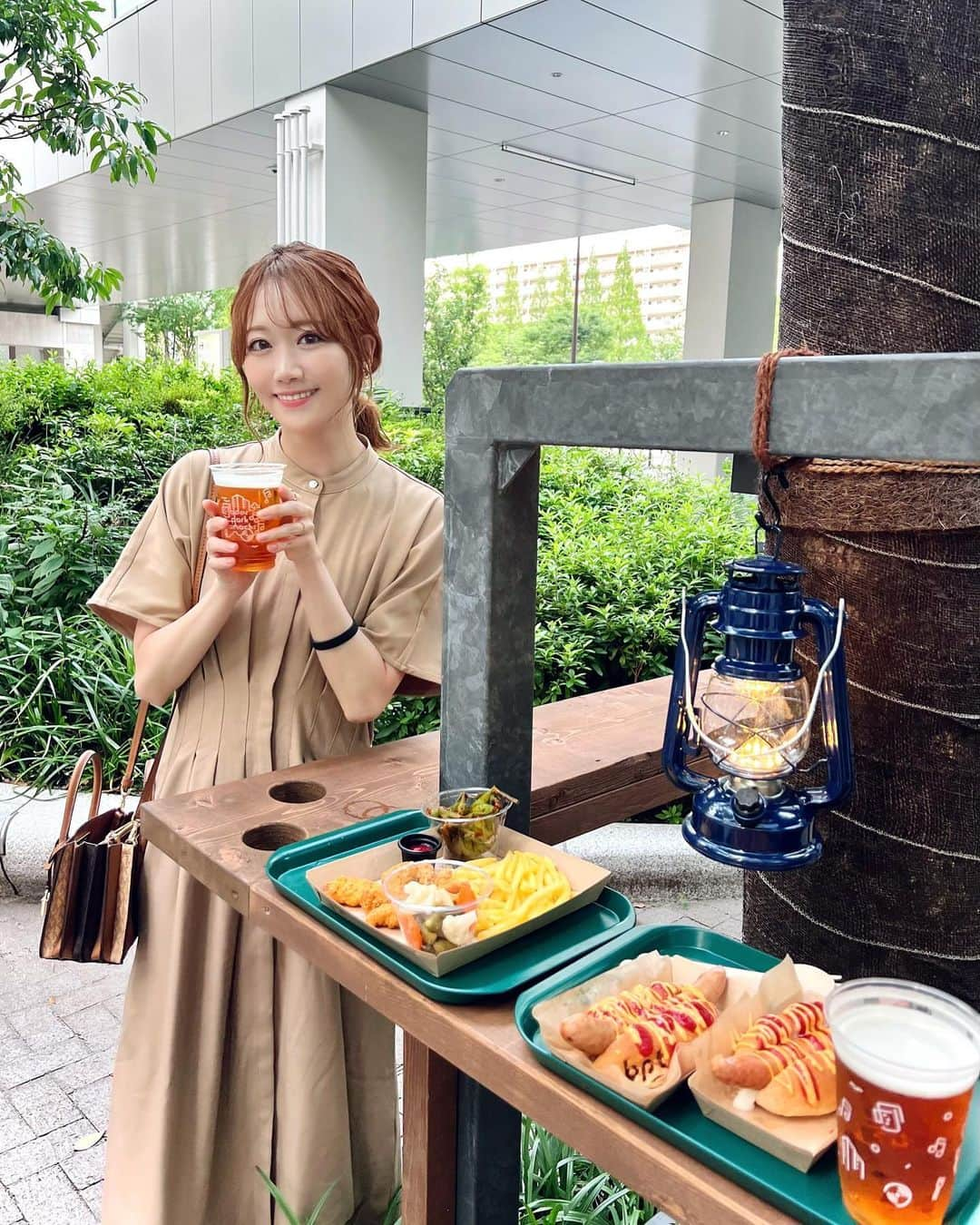 佐藤瀬奈さんのインスタグラム写真 - (佐藤瀬奈Instagram)「⠀ 田町にオープンしたビアパーク田町 ( @beer_park_tamachi )へ🥹🍻⠀ ⠀ 緑に囲まれたオープンなオシャレ空間で飲むビールは 最高だった〜😭❤️⠀ ⠀ Wチーズのホットドッグがまた美味しすぎて🤤 ビールと合う〜😍 今度はパクチー食べたいな🥺💓⠀ ⠀ 田町の駅近なのでお仕事終わりに ふらっと行くのもオススメ🥰 9/30までやってるよ💓 ・ ・ ・ #ビアボール#ビアボールやってみた#ネオビール#ビアパーク田町#ビアガーデン」7月13日 18時02分 - senapuu