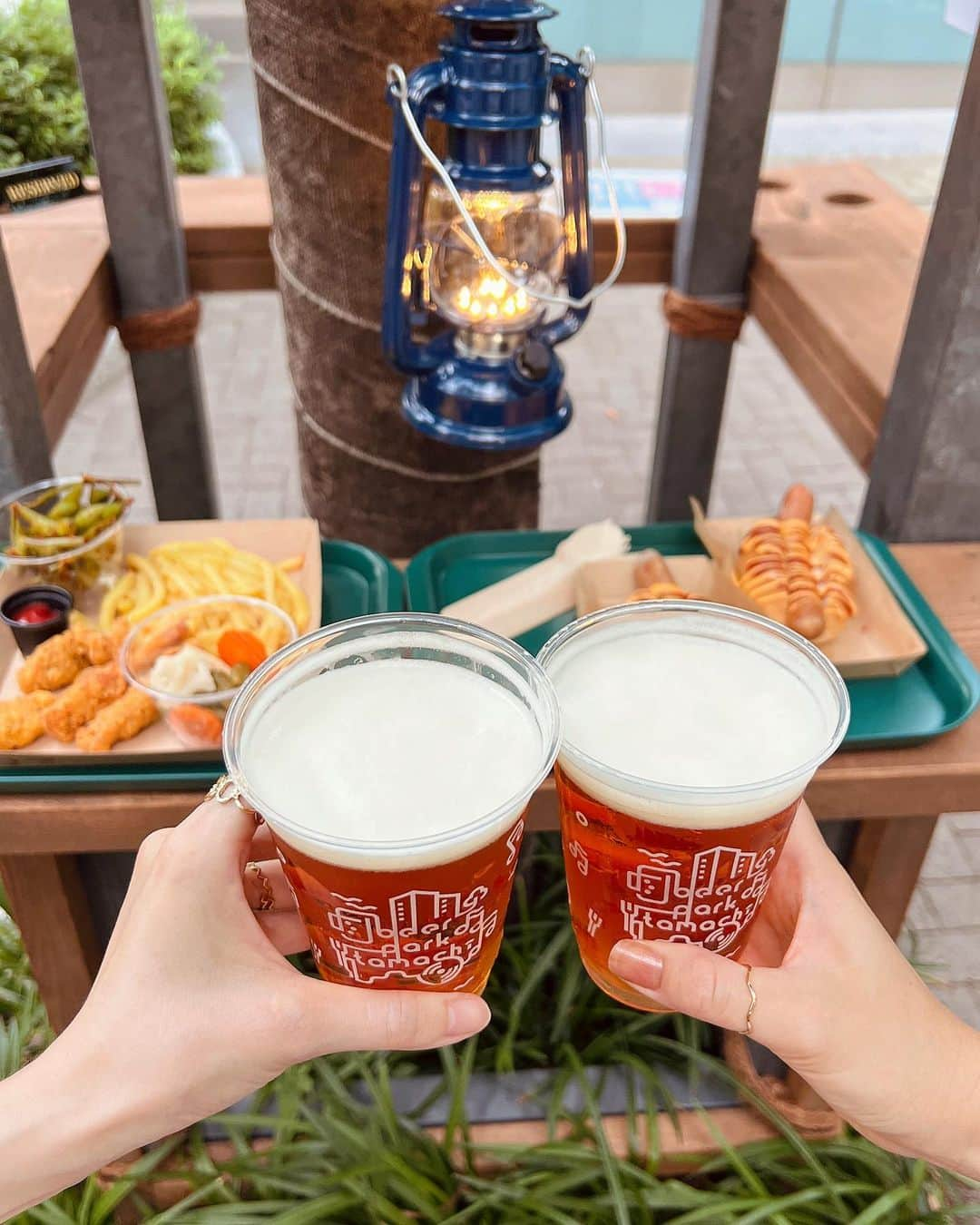 佐藤瀬奈さんのインスタグラム写真 - (佐藤瀬奈Instagram)「⠀ 田町にオープンしたビアパーク田町 ( @beer_park_tamachi )へ🥹🍻⠀ ⠀ 緑に囲まれたオープンなオシャレ空間で飲むビールは 最高だった〜😭❤️⠀ ⠀ Wチーズのホットドッグがまた美味しすぎて🤤 ビールと合う〜😍 今度はパクチー食べたいな🥺💓⠀ ⠀ 田町の駅近なのでお仕事終わりに ふらっと行くのもオススメ🥰 9/30までやってるよ💓 ・ ・ ・ #ビアボール#ビアボールやってみた#ネオビール#ビアパーク田町#ビアガーデン」7月13日 18時02分 - senapuu