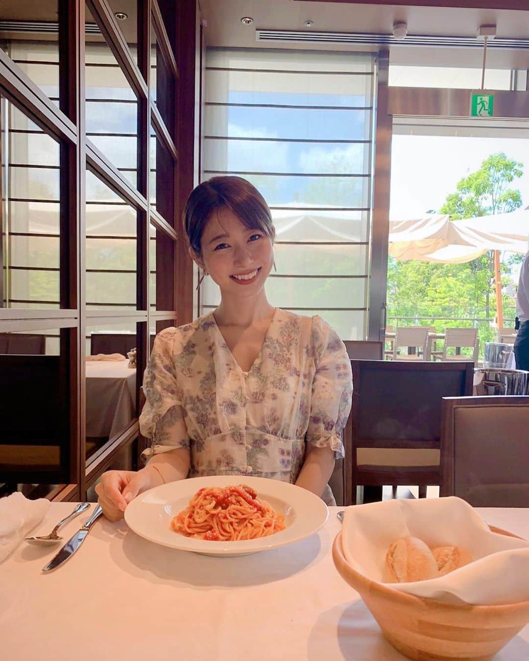 海老原優香さんのインスタグラム写真 - (海老原優香Instagram)「🍝😋 トマトソースを飛ばさないように 慎重に☺︎  #テラスランチ #暑すぎて断念 #逆光」7月13日 19時25分 - ebioffi