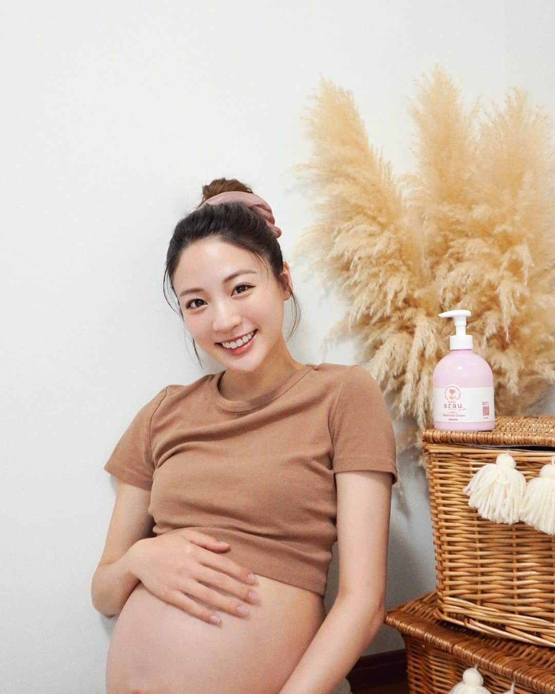 志田友美（ゆうみん）さんのインスタグラム写真 - (志田友美（ゆうみん）Instagram)「maternity🕊🫧 ㅤㅤㅤㅤㅤㅤㅤㅤㅤㅤㅤㅤㅤ  🌷サラヤのマタニティクリーム  無添加でノンシリコンなのにすーっと伸びて翌朝までしっとり！  産後は赤ちゃんと使えるのからコスパがいいの🤭  とくに妊娠後期は乾燥して 肌がつっぱるので、私はお腹だけでなく全身に使ってます🌿    そして、 赤ちゃんの肌着とかを洗うのにおすすめなのが 🌷サラヤのアラウ. ベビーの洗たく洗剤🧴  私は妊娠中、肌がいつもより敏感になったなと感じて 自分用にも使い始めました。 今ではふんわりの洗い心地がやみつき🤭🫧  わが家の定番になりつつあります🧡  安心安全のアラウベビーらぶ🤭❤️‍🔥    あ〜早くベビに会いたいな👶🏼🤍    #サラヤ #アラウベビー #マタニティクリーム #ベビー洗剤 #水通し #無添加 #ノンシリコン #妊娠線 #妊娠線予防 #pr #プレママ #新米ママ #令和4年ベビー #マタニティ記録 #妊婦生活 #妊娠後期 #妊婦 #ぷんにー #妊娠10ヶ月 #臨月妊婦」7月13日 19時52分 - yuumi_shida