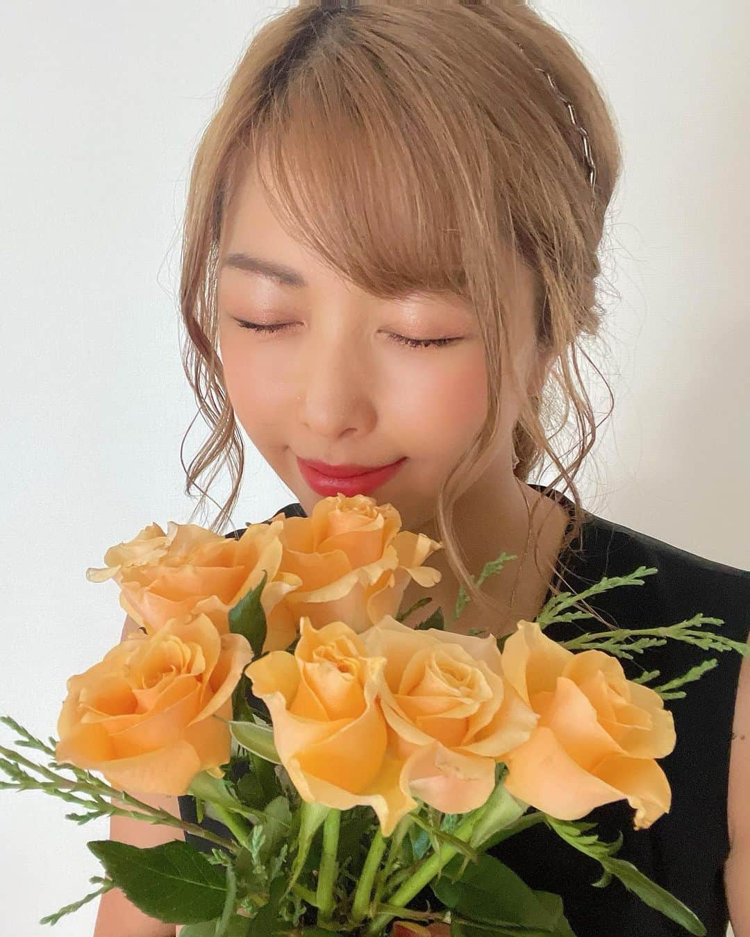 あおい夏海さんのインスタグラム写真 - (あおい夏海Instagram)「こんばんはー🌹 最近花言葉にハマっていますなつみんです❤️  🧡オレンジのバラの花言葉は「絆」🧡 その他にも「信頼」「すこやか」「無邪気」「愛嬌」「魅惑」「恋愛の達人」「誰かがどこかで」といった花言葉も持っているそうです☺️✨  今月も"バラの定期便"モラフラさん @moafura_officialから素敵なバラが届きましたー🌹 今月は7本のオレンジのバラ😍🧡 オレンジも可愛いなー😍✨ 薔薇の香りも前回と全然違ってオレンジっぽい香りがしたー😍💓  毎月お任せで色んな新鮮なバラが届くから 毎月のたのしみが増えてます🌹  #moafura  #モアフラ #お花の定期便 #お花のある暮らし #バラの花束 #バラの定期便 #バラのサブスク #バラのギフト  #花言葉  #お花のある暮らし  #薔薇のある暮らし  #バラの花束  #オレンジの薔薇  #あおい夏海」7月13日 20時09分 - natsumi.aoi