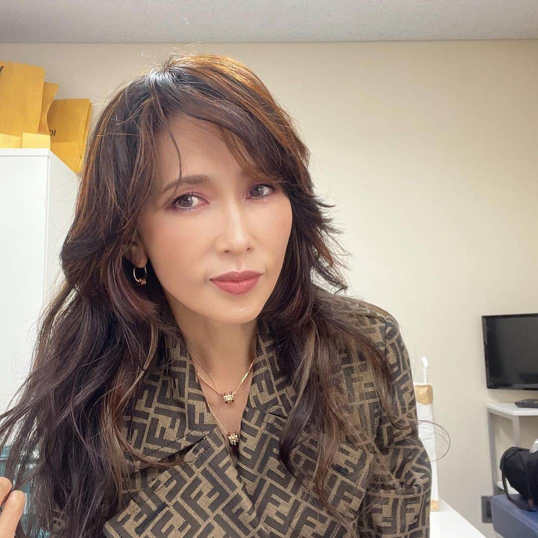 工藤静香さんのインスタグラム写真 - (工藤静香Instagram)「FNS歌謡祭をご覧になって下さった皆さま✨ありがとうございました。  氣志團さんの「喧嘩上等」と、 「慟哭」を一緒に歌わせて頂きました🙏😂  氣志團さんになりきって👊コラボレーションをさせていただきました🫡  最後、背中合わせになった時の翔さんはワンちゃんくらいの体温高め‼️ な方でした。笑  皆さまお疲れ様でした。ありがとうございました😊  @kishidan_staff  @showayanocozey   @fendi  @bulgari   ヘアメイク @rumble_fish2018  スタイリスト @ryokkissie」7月13日 20時37分 - kudo_shizuka