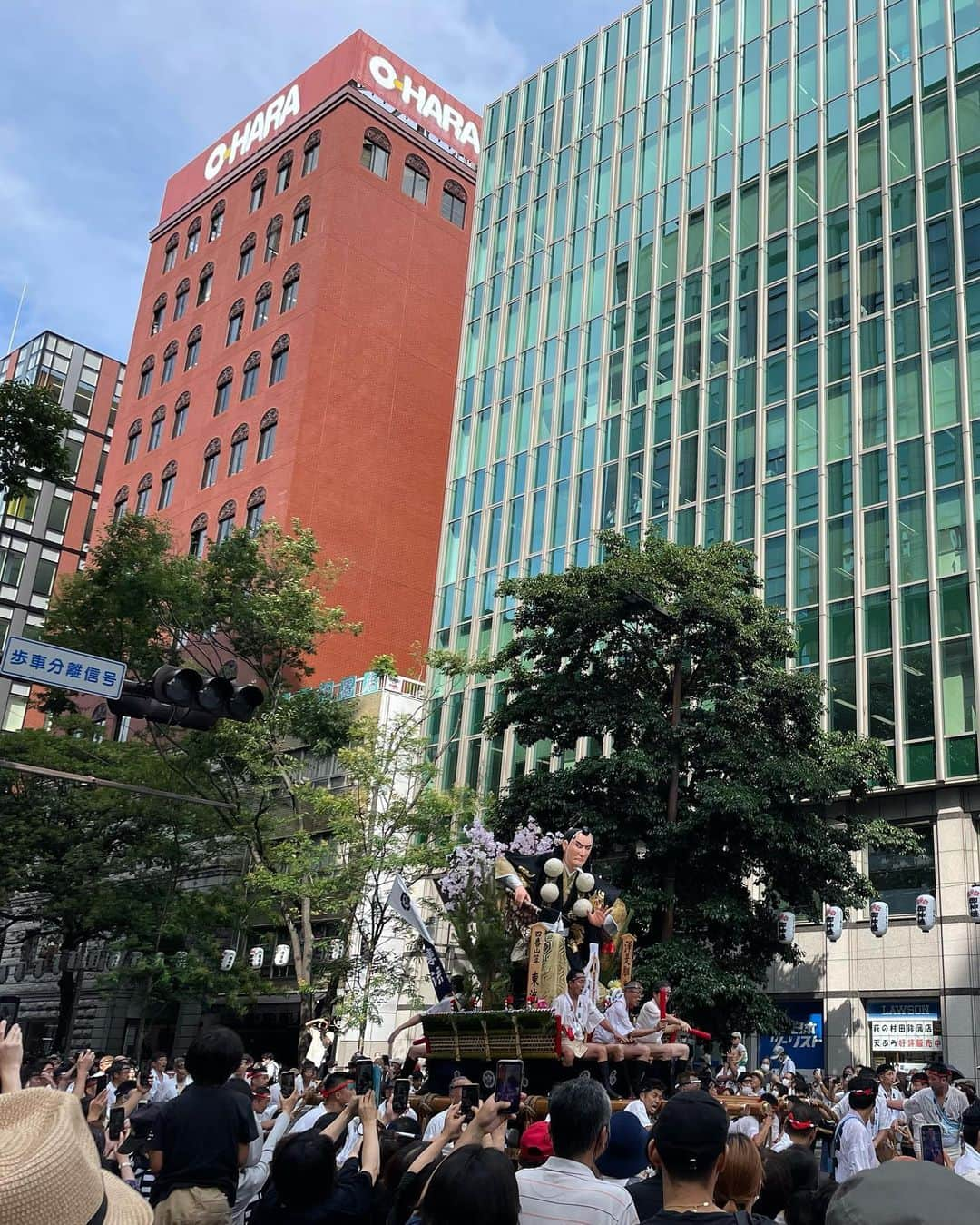 佐田茉莉子さんのインスタグラム写真 - (佐田茉莉子Instagram)「山笠行ってきた✨ 博多祇園山笠は、もともと疫病退散を願い、祈祷(きとう)水をまいて清めたことに由来する祭りなんですよ☺️ コロナで中止、3年ぶりの開催。 世知辛い世の中だけど…日々元気に楽しまなくちゃね😊✨ 優しい言葉をありがとう💖いいねやフォローにも感謝🙏💕  #佐田茉莉子  #美熟女  #博多祇園山笠」7月13日 21時32分 - mariko_sata