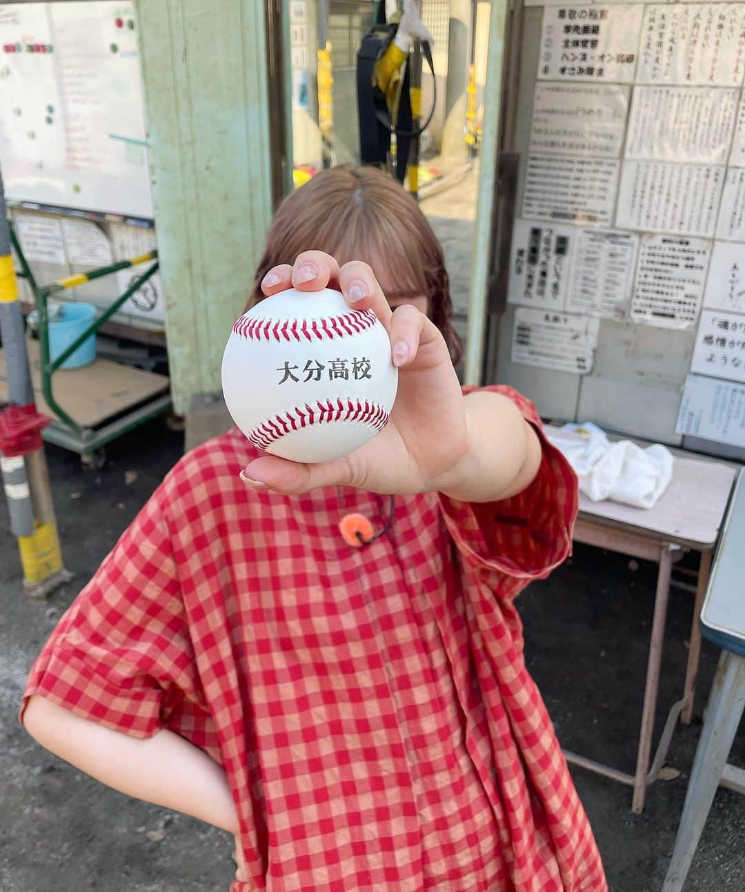 きりまるさんのインスタグラム写真 - (きりまるInstagram)「青春を思い出した日！⚾️⚾️  そしてもっともーっと 大分が大好きになった日！♨️  大分高校のみなさん！ ほんとうにありがとうございました🏫 大歓迎してくれて すごく喜んでくれて 学校訪問サプライズを人生で仕掛ける側で お邪魔できると思ってなくて いまだに楽しい思い出が抜けない....⛹🏻‍♀️  部活生のみんなの熱気とパワーも 懐かしい高校の雰囲気も みんなの制服も 全部が懐かしくて泣きそうだったよ〜 （ でも母校じゃないのがおもろい ）  素敵な学校すぎた！楽しすぎた！ ほんとうにありがとう！！🔥思い出！  ＯＢＳの旬感３chで 姉妹ロケをさせて貰いまして 大分の素敵すぎる場所をたくさん 巡りました🚗🏔いつか人生で１回は みんなも大分に遊びに来てほしいな〜  温泉があって山も海も自然も！ 動物も 人もみんなあったかいです☺️ 大分が大好きでずっとここで育ったからこそ すこしでも皆んなに大分の魅力を 伝えられたらいいなって思う🌼  今日で２回目の放送が終わりまして ３回目も素敵なところに行ったので 次の放送もお楽しみに〜！📺👐🏻 （大分県民以外みれんのが本当悔しい🥲） . .」7月13日 21時41分 - kirimaruuu