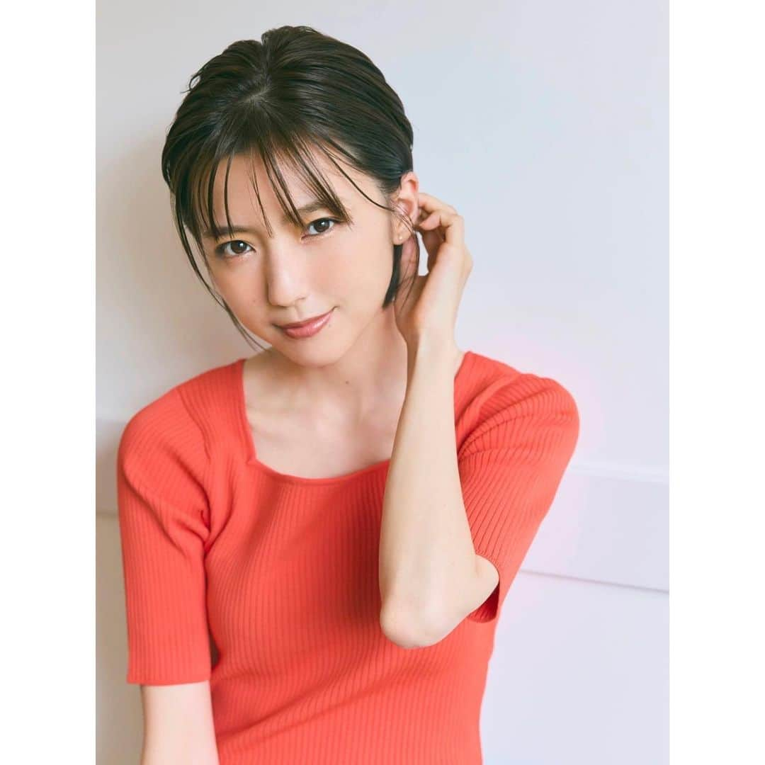 真野恵里菜さんのインスタグラム写真 - (真野恵里菜Instagram)「バッサリ！！ 切りましたー🥳🥳 . . オフシーズンが終わってスペインに戻ってくるときは 直前に美容院に行くのがお決まりなんだけど 今回はふと、短くしたい！ 思い切っちゃおうかなぁー！となり 久しぶりにこんなに短くしちゃいました🤗 と言いつつ切る直前まで 切ったあとに後悔しないかな？ 似合うかな？😰 って何度も不安になったけど、、、 たまには気分転換！！ ってことで切る決意をしました！！(大げさ😂😂 . . そしてヘアカットの様子が @classy_mag_insta で記事になっています✨ 何年もお世話になっている行きつけの美容院で 今回もカットとカラーをしてもらったので よかったら見てみてください🧡　カットをしてくれた美容師さんは 撮影や収録でよくヘアメイクをしてくれていて もう10年以上の付き合いです😊 . .  切って1週間経過したけど いまだに鏡に映る自分が新鮮😳 シャンプーとドライヤーがとても楽だし 意外と寝癖が全然つかない！👏🏻 切ってよかった！！ ウェットな感じにしてまとめると ショートっぽくなるのがお気に入り🥳 . . 追記📝 トップスは@plst_official  前日にベージュとこの色の2色買いしました👚 #イメチェン #ショートボブ #グラデーションボブ #ヘアカラー #アクアアッシュ #エクラ代官山」7月13日 21時41分 - erinamano_official