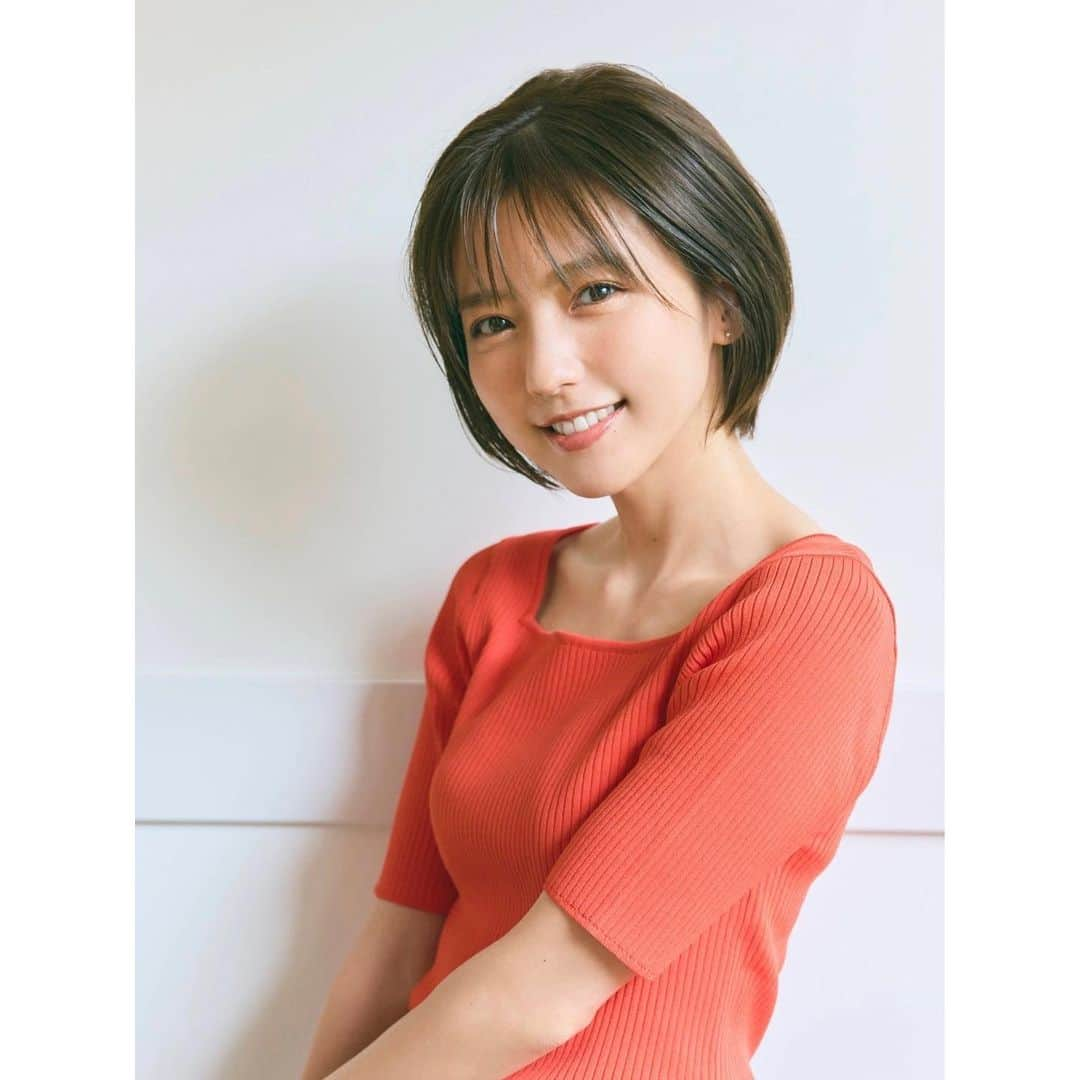 真野恵里菜さんのインスタグラム写真 - (真野恵里菜Instagram)「バッサリ！！ 切りましたー🥳🥳 . . オフシーズンが終わってスペインに戻ってくるときは 直前に美容院に行くのがお決まりなんだけど 今回はふと、短くしたい！ 思い切っちゃおうかなぁー！となり 久しぶりにこんなに短くしちゃいました🤗 と言いつつ切る直前まで 切ったあとに後悔しないかな？ 似合うかな？😰 って何度も不安になったけど、、、 たまには気分転換！！ ってことで切る決意をしました！！(大げさ😂😂 . . そしてヘアカットの様子が @classy_mag_insta で記事になっています✨ 何年もお世話になっている行きつけの美容院で 今回もカットとカラーをしてもらったので よかったら見てみてください🧡　カットをしてくれた美容師さんは 撮影や収録でよくヘアメイクをしてくれていて もう10年以上の付き合いです😊 . .  切って1週間経過したけど いまだに鏡に映る自分が新鮮😳 シャンプーとドライヤーがとても楽だし 意外と寝癖が全然つかない！👏🏻 切ってよかった！！ ウェットな感じにしてまとめると ショートっぽくなるのがお気に入り🥳 . . 追記📝 トップスは@plst_official  前日にベージュとこの色の2色買いしました👚 #イメチェン #ショートボブ #グラデーションボブ #ヘアカラー #アクアアッシュ #エクラ代官山」7月13日 21時41分 - erinamano_official