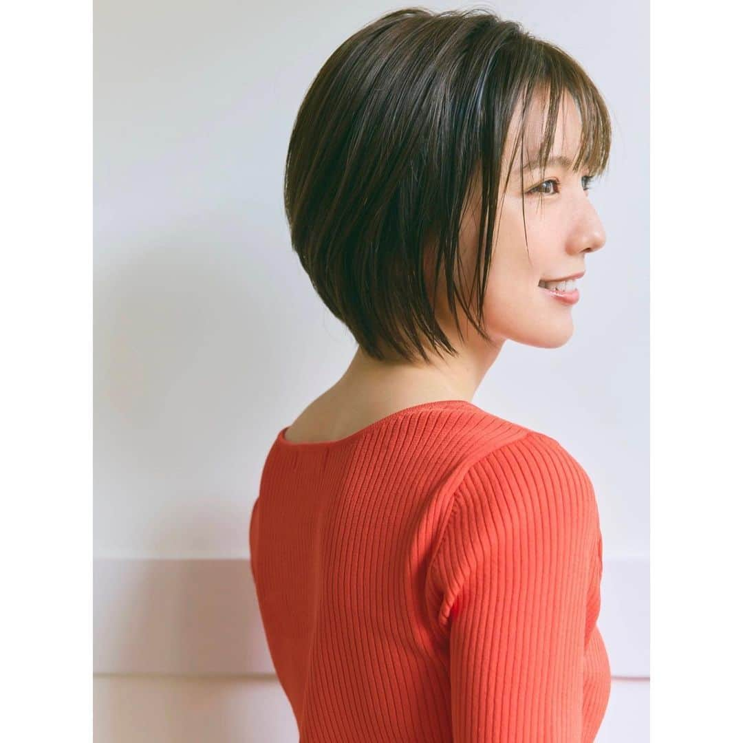 真野恵里菜さんのインスタグラム写真 - (真野恵里菜Instagram)「バッサリ！！ 切りましたー🥳🥳 . . オフシーズンが終わってスペインに戻ってくるときは 直前に美容院に行くのがお決まりなんだけど 今回はふと、短くしたい！ 思い切っちゃおうかなぁー！となり 久しぶりにこんなに短くしちゃいました🤗 と言いつつ切る直前まで 切ったあとに後悔しないかな？ 似合うかな？😰 って何度も不安になったけど、、、 たまには気分転換！！ ってことで切る決意をしました！！(大げさ😂😂 . . そしてヘアカットの様子が @classy_mag_insta で記事になっています✨ 何年もお世話になっている行きつけの美容院で 今回もカットとカラーをしてもらったので よかったら見てみてください🧡　カットをしてくれた美容師さんは 撮影や収録でよくヘアメイクをしてくれていて もう10年以上の付き合いです😊 . .  切って1週間経過したけど いまだに鏡に映る自分が新鮮😳 シャンプーとドライヤーがとても楽だし 意外と寝癖が全然つかない！👏🏻 切ってよかった！！ ウェットな感じにしてまとめると ショートっぽくなるのがお気に入り🥳 . . 追記📝 トップスは@plst_official  前日にベージュとこの色の2色買いしました👚 #イメチェン #ショートボブ #グラデーションボブ #ヘアカラー #アクアアッシュ #エクラ代官山」7月13日 21時41分 - erinamano_official