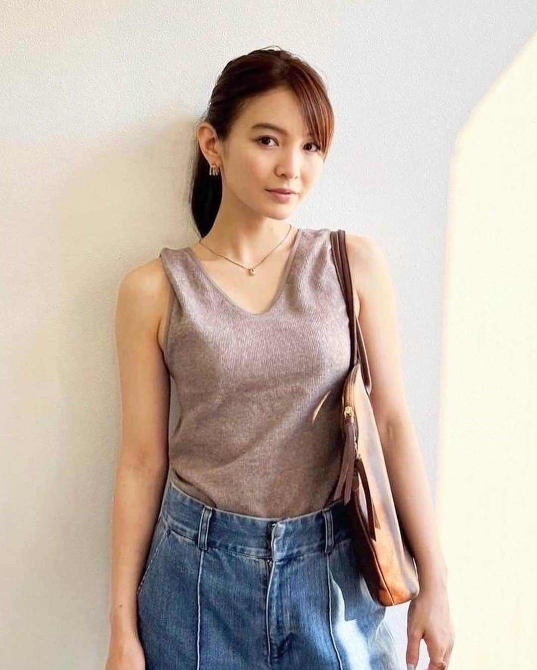 ほのかさんのインスタグラム写真 - (ほのかInstagram)「わたしの「短期集中ダイエット法」👩✨  ランニングやウォーキングをして有酸素運動をするんだけど、 やっぱり大切なのは口に入れるものなんだよね。 だけど、痩せたいからってただ食べないのは違うと思う。 心身共に健康をモットーにしてるからわたしの場合、身体をしっかり動かす分栄養素もしっかり摂りたい。そんな時に『CLEVERウエイトダウン』頼ってます😌✋️   一食置き替え用のプロテインというだけあって、 たんぱく質だけではなくビタミン、ミネラル、カルシウム、食物繊維や乳酸菌、たっぷり栄養素を補ってくれるから有り難い✨  短期集中ダイエットの時は 朝とお昼はしっかりご飯を食べて、夜だけ食事を置き換えてるよ☺︎  運動後にも飲むから、 わたしはさっぱりしたいからヨーグルト味にしてる❤️   @clever_protein_official  #cleverprotein #clever #pr #クレバープロテイン #クレバー #プロテイン #短期集中ダイエット #理想のカラダへクレバーな選択」7月13日 21時56分 - nononon159