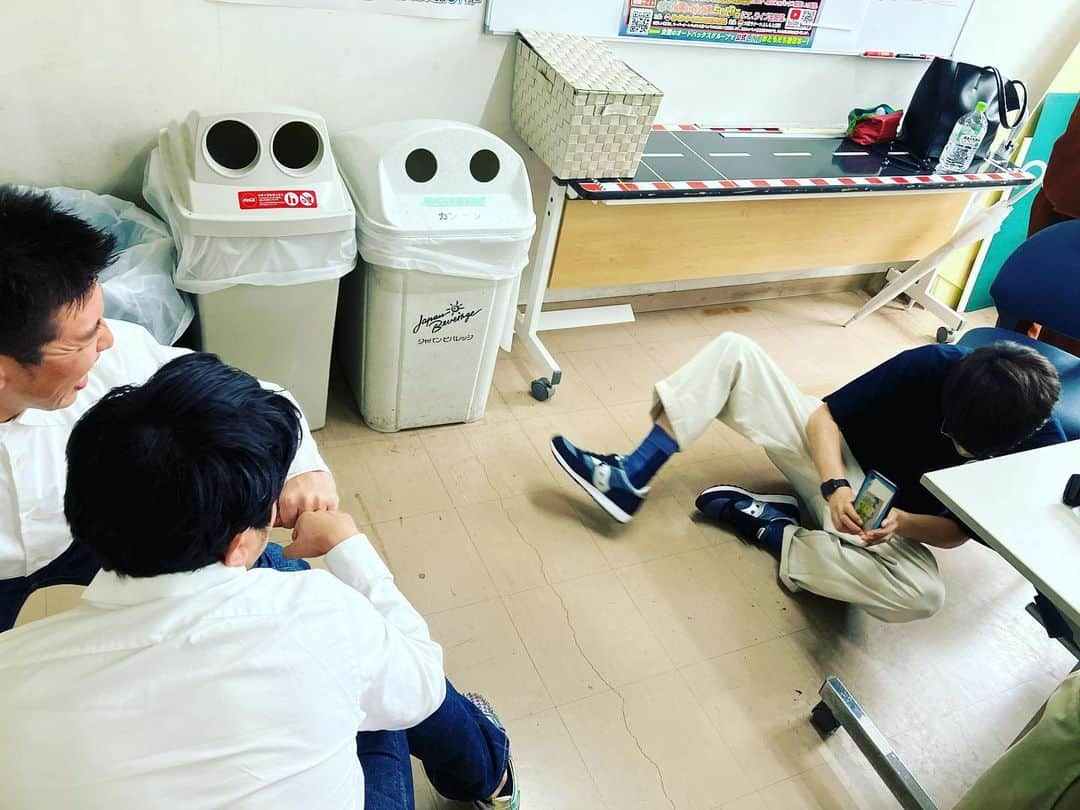 桑原雅人さんのインスタグラム写真 - (桑原雅人Instagram)「靴おもろ #ルブタン #うるブギ #カメラマン石井 #スーパーオートバックス大宮バイパス  #店長からのプレゼント #YouTube」7月13日 22時53分 - kuwatotto