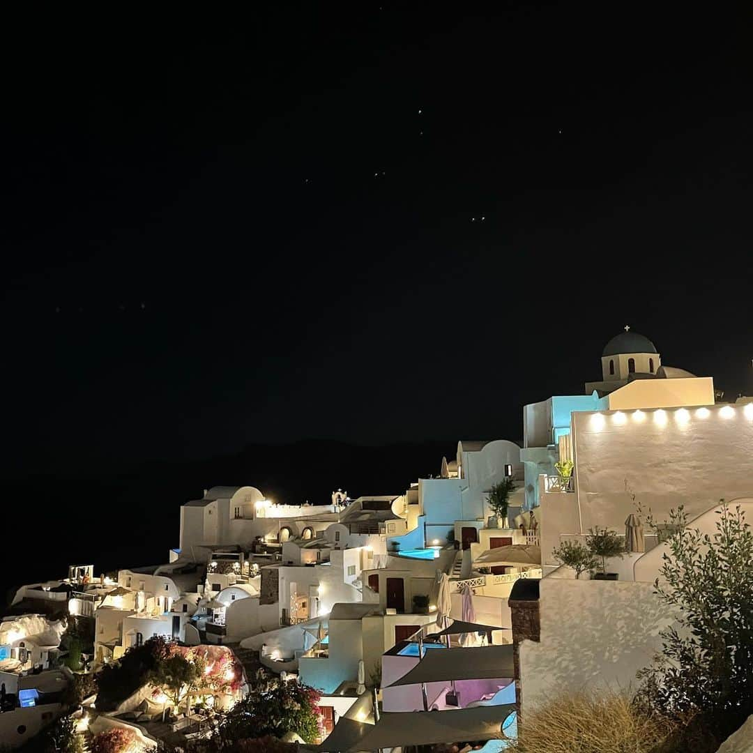 チン・ジュヒョンさんのインスタグラム写真 - (チン・ジュヒョンInstagram)「It’s really hard to keep my body fit  Because of the gooood food here and even I can’t find any gym here 🤣 #greece#santorini」7月14日 6時11分 - jinjuhyung_