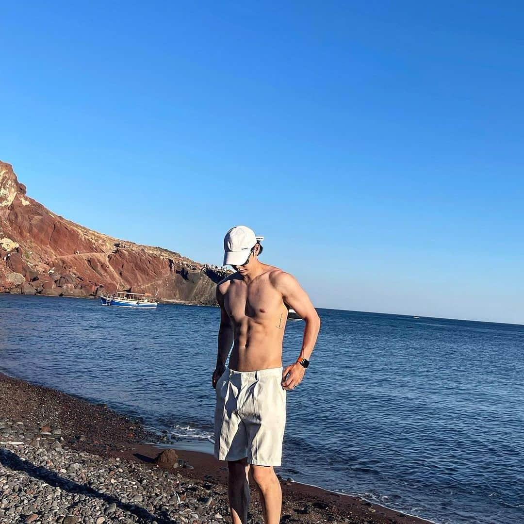 チン・ジュヒョンさんのインスタグラム写真 - (チン・ジュヒョンInstagram)「It’s really hard to keep my body fit  Because of the gooood food here and even I can’t find any gym here 🤣 #greece#santorini」7月14日 6時11分 - jinjuhyung_