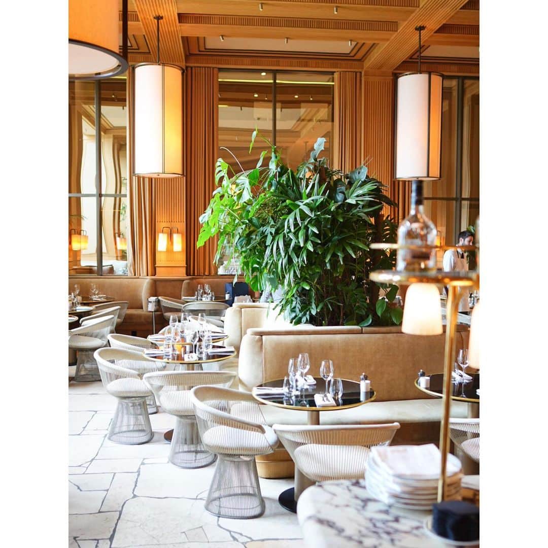石井美保さんのインスタグラム写真 - (石井美保Instagram)「トロカデロにあるGIRAFE la suiteでランチ。 大人気でなかなか予約が取りにくいそう。シーフードがとにかく美味しいレストラン。ロブスターのラビオリが美味した😋#mihoishii_paris」7月14日 8時15分 - miho_ishii