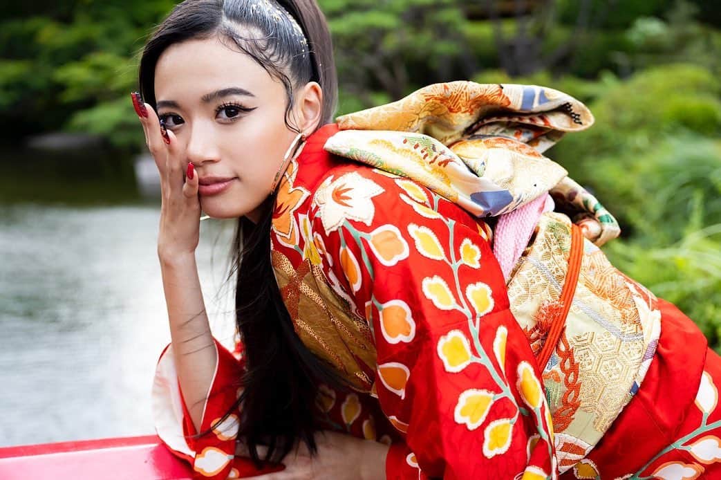 HARUKO（真木明子）さんのインスタグラム写真 - (HARUKO（真木明子）Instagram)「私の成人式から28年経ち 娘は 3代に渡り袖を通した振袖を 令和風にステキに着こなしていました😊 娘で4代目😱  素晴らしい日本の文化と 職人さんの手で施されたお着物を  人生の節目を迎えられることにとても喜びを感じます❤️  アメリカに留学中の娘は、夏休みに成人式の前撮りをすると去年から張り切っていたので ステキな時間を 作れてよかった😊  カメラマンは 私達が大好きな巨匠 @maedamaeda0305   ヘアメイクは 娘の強いこだわりの元 @marumaru5528 の若手アシスタントちゃんが 美しく完成させてくれました😊  #成人式#成人式前撮り#着物#振袖#昭和初期#職人#娘#28年ぶりの目覚め」7月14日 13時09分 - haruko227