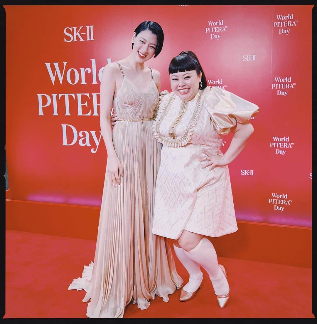 渡辺直美さんのインスタグラム写真 - (渡辺直美Instagram)「この度@skii の新しいキャンペーンに我々参加いたしました🥹昨日はその発表イベントで　@miyoshi.aa  @mina_sr_my ちゃん達とトークショーしたにょ🥹 チームアンバサダー🤍  2人とは久々の再会で嬉しかったよ😆🙌なぜか見守ってる母みたいな立ち位置で、ちゃんとご飯食べて眠れてるかな？とか意味わかんない気持ちでいたよw 誰お前っていうw 彩花ちゃんもミナちゃんも元気そうでよかった😊💫  あと、昔からの癖で 芸能人と会うとその方にまつわる曲を鼻歌で歌っちゃう癖あるんだけど、ずっとTWICEのSIGNALを歌いそうになってずっと我慢してたwwwww 裏で3人で喋ってる時100回くらい抑えたw側から見たらゲップ我慢してる人だと思うw  素敵なトークショーでした🥰 新しいキャンペーンもみてにょ🥹🙌」7月14日 14時51分 - watanabenaomi703