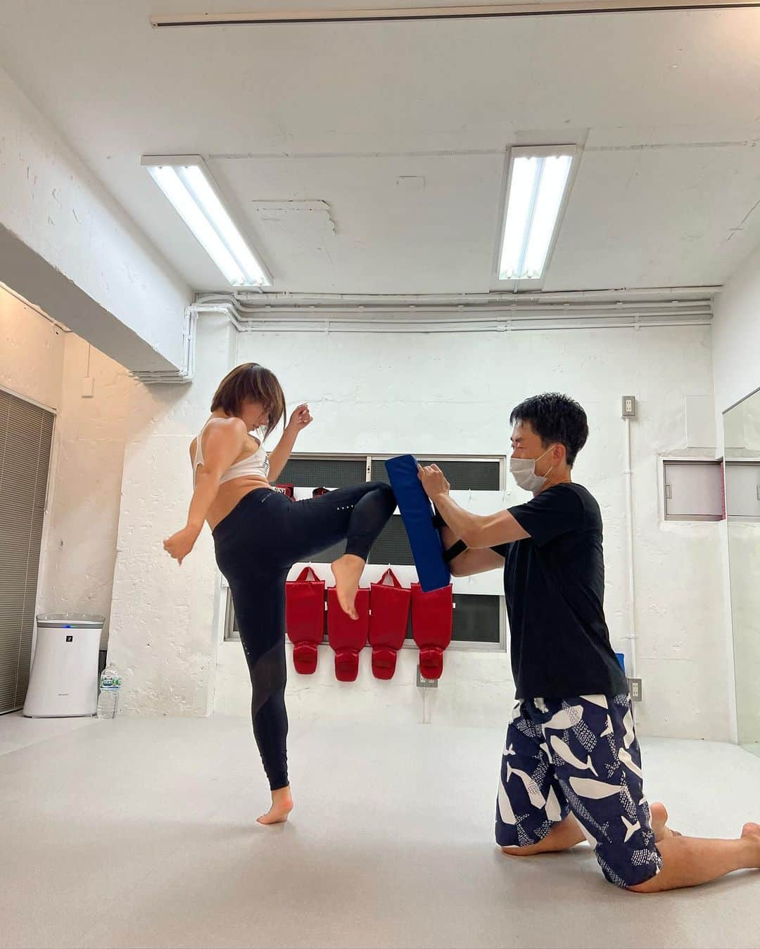 大川成美さんのインスタグラム写真 - (大川成美Instagram)「パーソナルキックボクシング🥊恵比寿 @mm_gym_ebisu  ． まやちゃん誘っていってきました。 先生が最初から丁寧に教えてくれて、 とってもわかりやすくて楽しかった✨ ． 二人でずっと楽しく応援しながら 見守りあってて１時間あっという間だった！！ ． ムービーみて。笑っ トレーナーさんがとっても褒めてくれて🥹 褒めて伸びるタイプ。 ． パーソナルだから恥ずかしさもないし、初心者でも気軽に始められるよ。 終わったら汗だくだった。笑😂 毎日。やりたい！！！！ ． ．  PR @mm_gym_ebisu #トリドリベース #恵比寿パーソナルトレーニング #渋谷パーソナルトレーニング #キックボクシングジム #恵比寿ジム #渋谷ジム #MMgym」7月14日 18時36分 - naru_coco