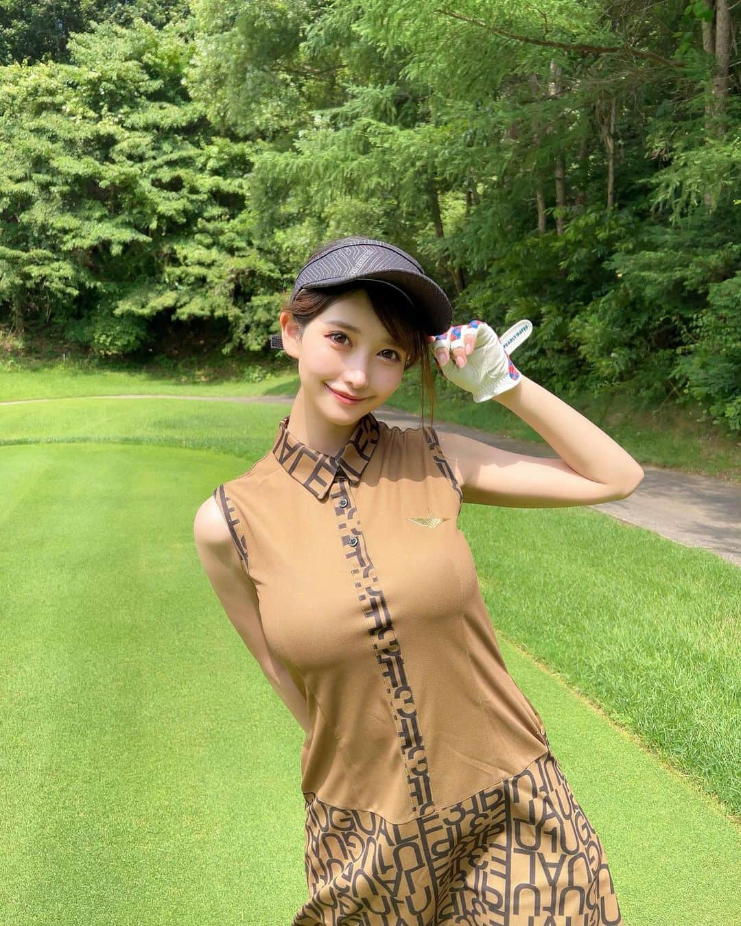 MAYUさんのインスタグラム写真 - (MAYUInstagram)「. ワンピースタイプのウェアって楽ちん⛳️💛 . 上半身はぴたっとしてたけど、全然気にならず動きやすかった✨ スカート部分はフレアでゆとりがあるから、お昼ご飯をもりもり食べても大丈夫🍚👍笑 @1piu1uguale3_golf のものだよん💛 . ぱっと見、ゴルフウェアぽくなくて普段でも着れちゃいそう🥺 . . #ゴルフ女子#ゴルフ#ゴルフウェア#ゴルフコーデ#ゴルフファッション#ウノピュ#ウノピュウノウグァーレトレ#golf#golfwear#golfwang#golfstagram#golfaddict#golfcourse#golfclub#golfday#golflife#1piu1uguale3#1piu1uguale3golf」7月14日 18時40分 - mayu.kina_golf