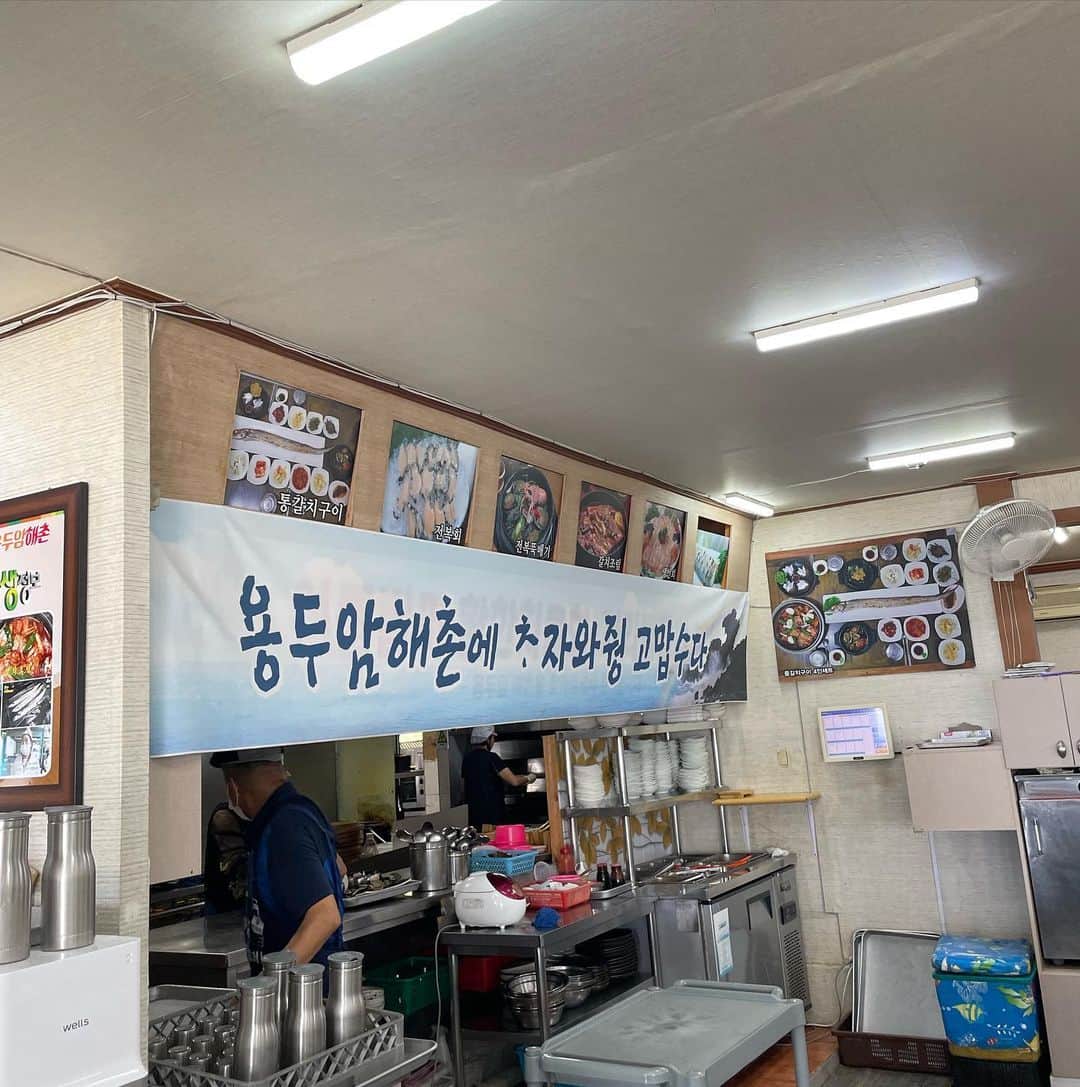 チェ・スルギさんのインスタグラム写真 - (チェ・スルギInstagram)「. 제주도 오면 늘  잊지않고 먹는 공항근처 맛집  갈치조림+갈치구이 /-\🐟🐟  바닷가를 바라보면서  갈치조림과 갈치구이를 먹을수있는  용두암해촌  너무 맛이따아아아아 으앙 성게미역국도 별미였어여  유명한 집은 이유가 있는듯 히히  . . . #제주공항근처아침식사  #제주아침식사 #제주해물뚝배기  #제주공항아침식사 #용두암해촌」7月14日 19時10分 - angel9028