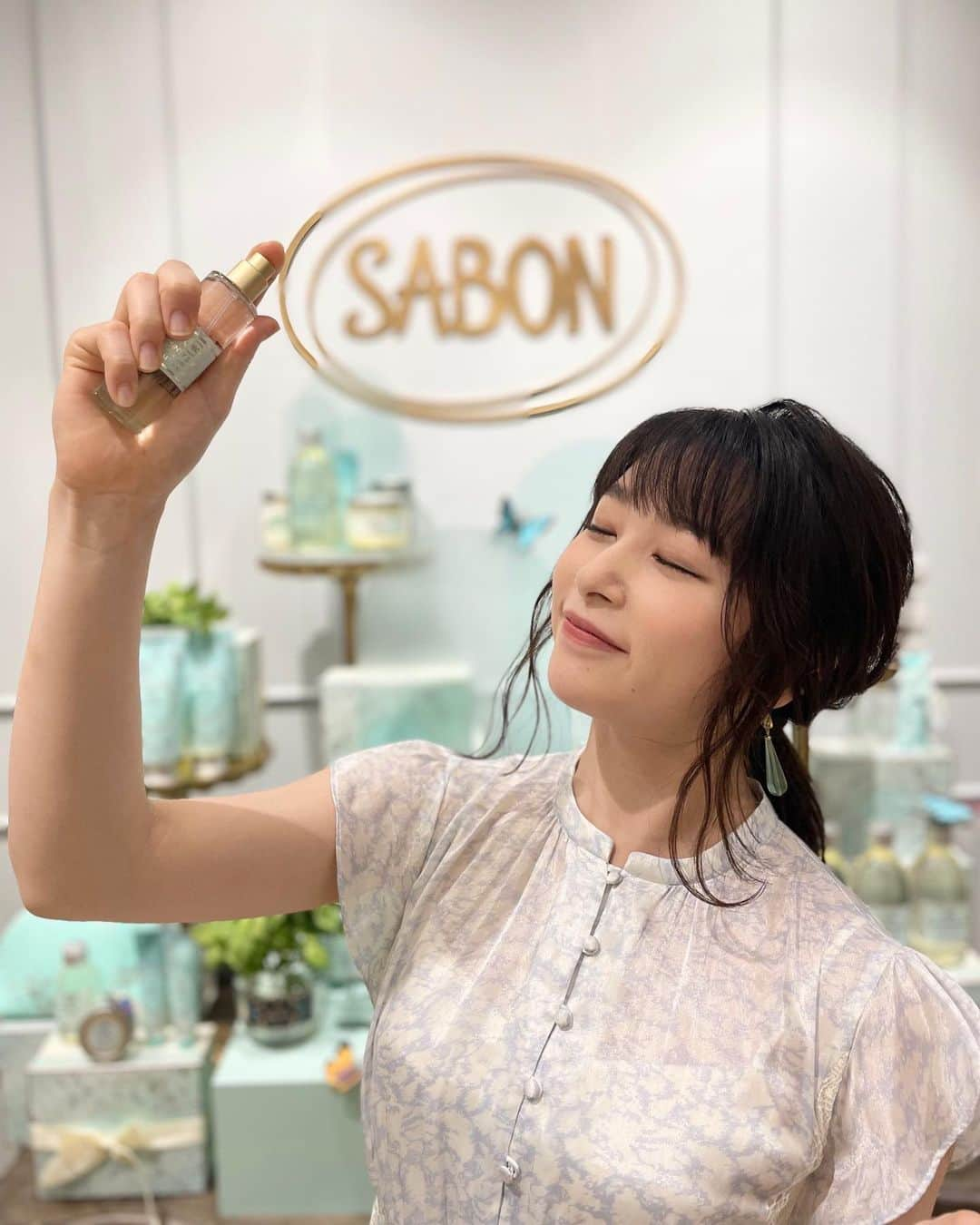 桜井日奈子さんのインスタグラム写真 - (桜井日奈子Instagram)「SABONから『ミンティ・スパークリミテッドコレクション』が新発売されます！🍃   暑さを吹き飛ばすような、心地よい香りと清涼感が楽しめるアイテムで、男女ともにおすすめです！🙋‍♀️   SABONといえばボディスクラブ♥ 今回登場した『スパークリング ボディスクラブ』は夏の輝きを爽快にまとうスパークリングハーモニーの香りが爽やかでお気に入りです！   ひんやり感を楽しみながら、頭皮と髪をすっきり洗い上げる『スパークリング ローシャンプー』や、 ビタミンA&E誘導体配合で、ほてった肌をしっとり潤す『スパークリング ジュレマスク』など、ユニークなアイテムも！   香りを全身にまとえる『スパークリング オー ドゥ サボン』は常にカバンに忍ばせてます🧳   男性にもおすすめのアイテムがそろっているので、ぜひSABON店舗かSABON公式オンラインストアでチェックしてみてください⭐️   『ミンティ・スパーク リミテッドコレクション』は、7月19日（火）まで伊勢丹新宿店にて数量＆期間限定・先行発売中、7月14（木）より全国で数量限定発売です。   ひんやり新感覚と爽快な香りとともに、この猛暑を爽やかに乗り切りましょう！☺️   #sabon #サボン #sabonミンティスパーク #ボディスクラブ #ローシャンプー #ジュレマスク #オードゥサボン #sabonひんやりコスメ #sabon25years #sabonジャパンアンバサダー @sabon_japan」7月14日 19時25分 - sakurai.hinako_official