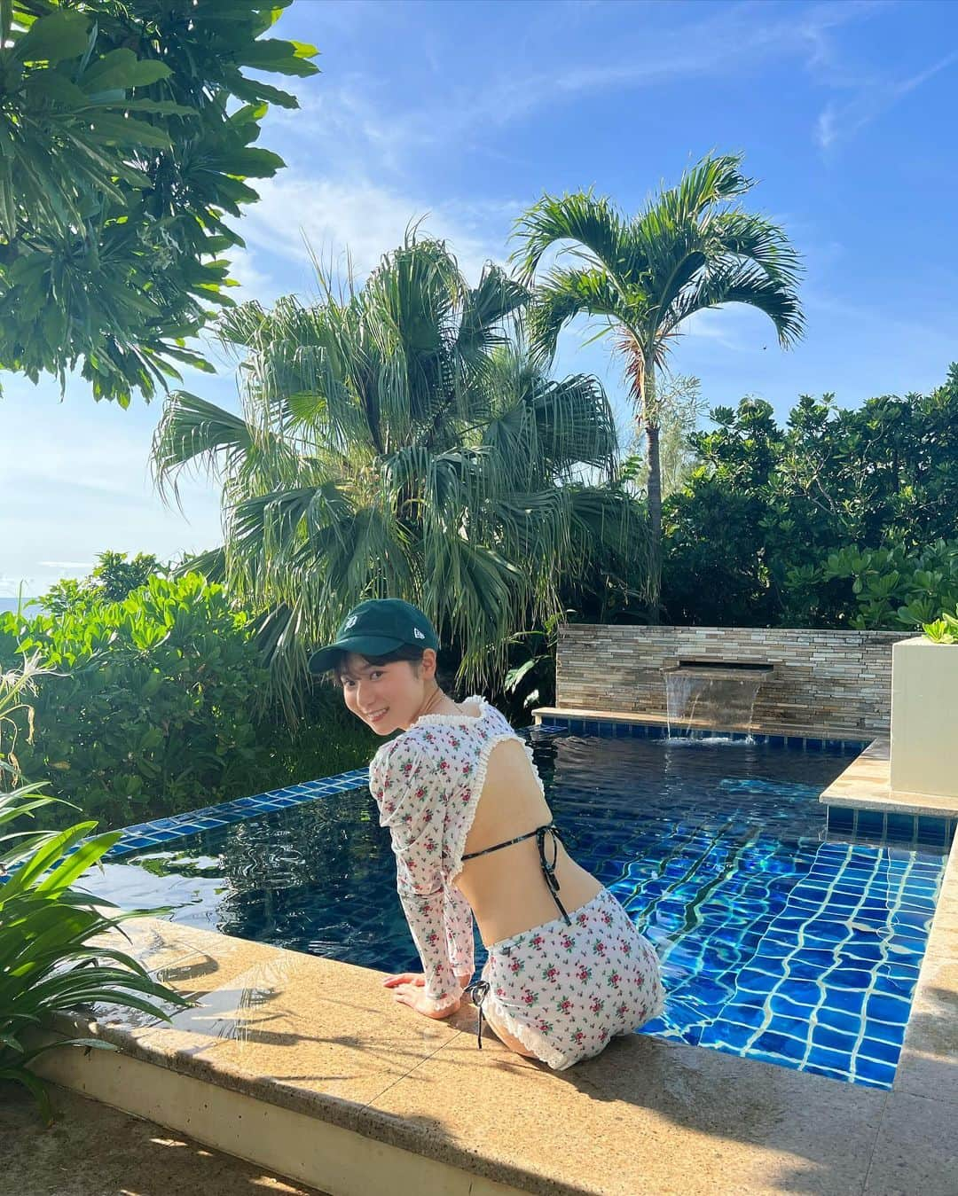 齊藤英里さんのインスタグラム写真 - (齊藤英里Instagram)「きゃー！！！！！👙🐳🏝 (初沖縄に興奮しました、載せたい写真沢山あるの、、夏休み投稿しばしお付き合い下さい🤍)  質問の多かった水着タグ付けしてます！ 超かわいいよね〜この日のために選ぶのが楽しかったなあ😌  #沖縄旅行 #夏休み #ブセナテラス #プール」7月14日 20時24分 - erisaito.official