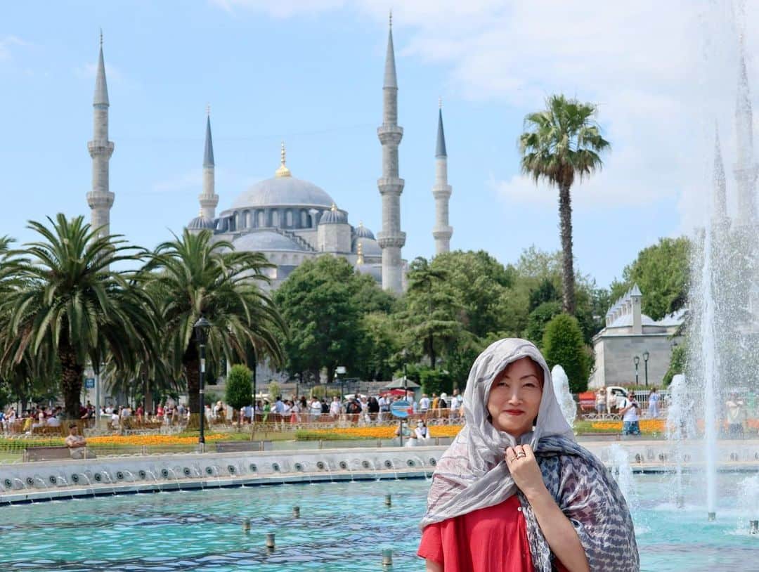 田中ウルヴェ京さんのインスタグラム写真 - (田中ウルヴェ京Instagram)「トルコに行ってました。  多様性とは何か。 改めて考えさせられました。  歩きすぎて途中でストレッチ。  最後は怒ってるようにしか見えませんが。🤭 放心してます。😅  #トルコ  #イスタンブール  #歩きすぎて筋肉痛  #放心  #多様性」7月14日 21時49分 - miyako.tanaka.oulevey
