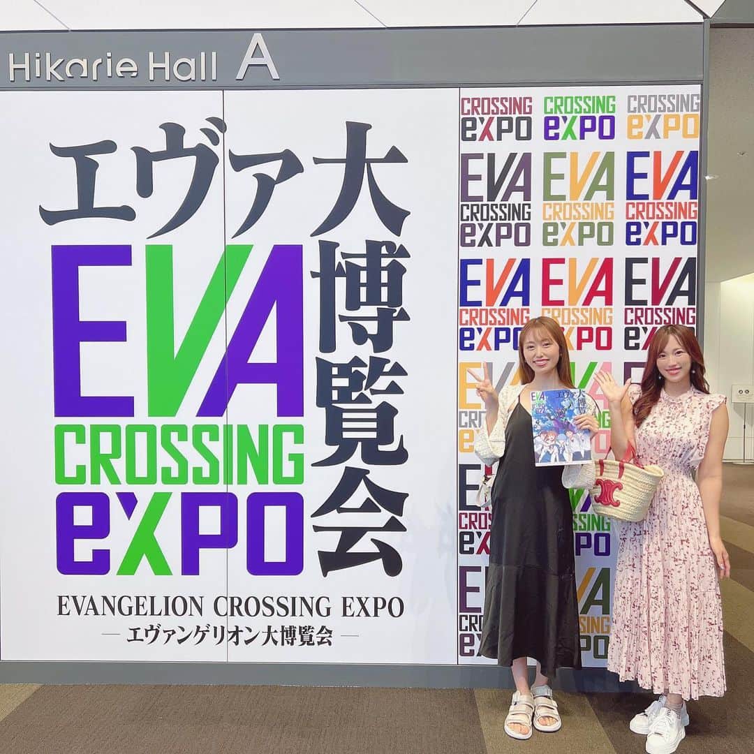霧島聖子さんのインスタグラム写真 - (霧島聖子Instagram)「渋谷のヒカリエホールにて 明日から8月26日まで開催される 『EVA CROSSING EXPO-エヴァンゲリオン大博覧会-』 本日関係者内覧会がありひと足先に行ってきました‼️ エヴァにまつわる歴代のグッズや映像、 パネル等がたっくさん展示されていて圧巻でした✨  展示総数なんと4000点超とのことで 隅々までエヴァ尽くしでしたよ～😆😆  過去のお宝グッズも沢山あって、 PSやセガサターンのエヴァのゲームソフトが並べられてる棚を見て私は小さい頃父親に連れられてよく行ってたゲームショップを思い出して懐かしい気持ちになりました…(´˘` ) ヱヴァンゲリヲン新劇場版:序の公開当時に私が買ったグッズも展示品の中にあって嬉しかった！  私はエヴァではカヲル君推しなんだけど カヲル君のグッズやイラストもいっぱいあって眼福でしたん(*´Д`*)  会場にはエヴァンゲリオンレーシングのコーナーもどんと構えてあって初代のエヴァレーシングRQさんたちのそれぞれのキャラのコスチュームが展示されていたよ👀 カッコいい(≧ω≦)  物販ブースのEVANGELION STOREでは、 私は新世紀エヴァンゲリオン全話Tシャツと エヴァ博限定のアクキー(カヲル君の歌はいいねの台詞のやつ)を買いました。 全話Tシャツ、果たして私は何話のを買ったでしょうか？ お気に入りのサブタイトルがあるんだよな～。  エヴァは私が子供の頃に放映開始されたアニメで、 ちょうど自分がオタク活動を極めていた学生時代に新劇場版が公開されていてリアルタイムでファンになり見てきた作品なので、今回のエヴァ博でエヴァの歴史を改めて感じることで「このグッズがリリースされた頃や新劇場版の〇〇が公開された頃、自分は当時何してたかなー」なんてこれまでの人生を思い返して懐かしむ事もできました。 やっぱりエヴァ大好き‼️  学生時代から好きなエヴァというコンテンツに大人になってからエヴァンゲリオンレーシングRQという形で関わる事ができて本当に嬉しいな♪ これからも活動頑張ろうっていう モチベーションにも繋がりました✨  皆さんもエヴァ博に是非行ってみて下さいね‼️ めちゃくちゃおすすめです❤️‍🔥 ▶️eva-x-expo.exhibit.jp  ちな私はエヴァの中でも旧劇場版がイチオシです #エヴァンゲリオン大博覧会 #エヴァンゲリオン #エヴァ #evaracing #evangelion #エヴァンゲリオンレーシング #エヴァレーシング #エヴァンゲリオンレーシングRQ #RQ #新世紀エヴァンゲリオン #渋谷 #ヒカリエ #ヒカリエホール #エヴァンゲリオン新劇場版 #歴史 #オタ活」7月14日 22時38分 - seiko_kirishima
