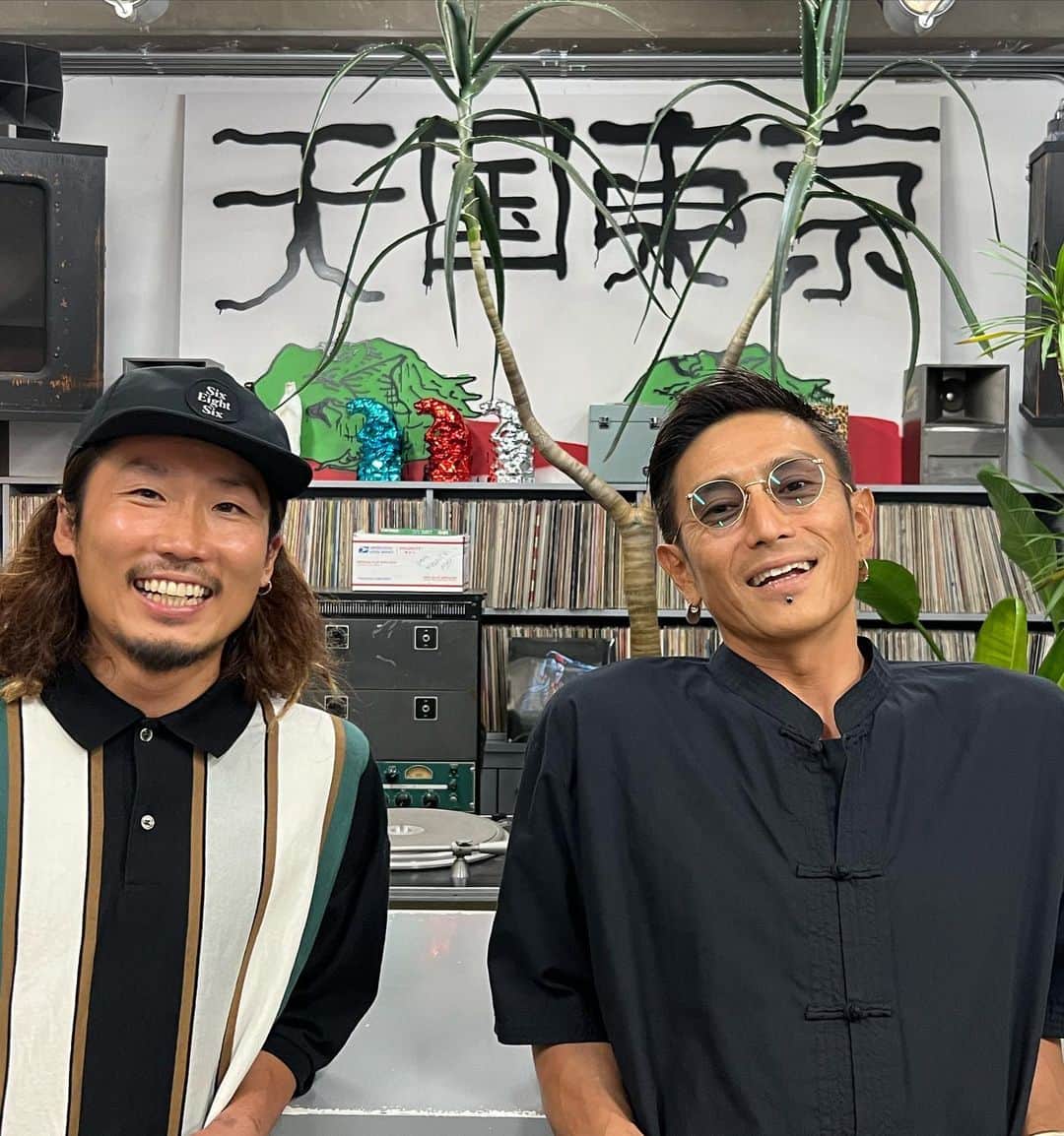 伊勢谷友介さんのインスタグラム写真 - (伊勢谷友介Instagram)「My Man has come to Tokyo! 僕のスノーボードアイドルの1人、佐藤秀平 @shustagram が来京。 短い滞在期間で何件もの打ち合わせをして、僕とは今年の秋ごろに、秀平が本腰を入れて取り組み、リオープン予定の日本最古！？のスノーボードショップ“KONA surf"について話しました。 僕の空間演出やビジネスコンサル力も信じてくれてて、北海道と東京で離れている時も電話で話していました。 　そして、もう1人、秀平と共に北海道で活躍するプロスノーボーダー、吉田啓介 @keisukeyoshida7 も合流して乾杯。 そして彼らを撮り、編集もこなす、フィルマーのキヨくん @k4mara2000 金髪オリンピアンの大江光 @hikaru.3.83 ちゃん！ 　雪上での彼らも輝いてますが、東京の夜でも輝いてましたwww めーちゃくちゃ楽しい夜でした。   最後の写真は、先シーズン、コナサーフに行った時のもの。 これがどんな風になるか期待してくださいね！」7月14日 23時01分 - iseya_yusuke